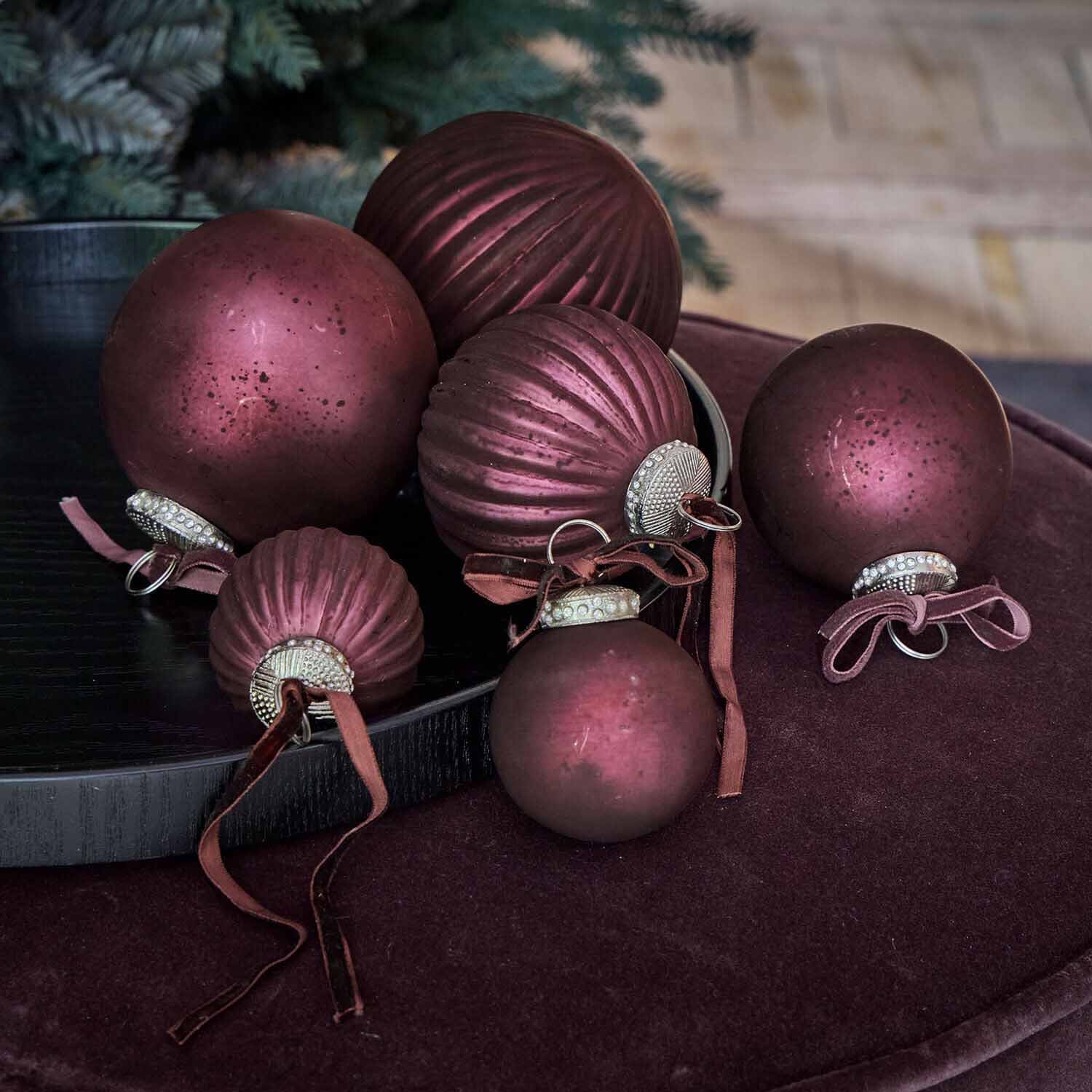 Ensemble de boules de Noël bordeaux en velours et verre avec rubans décoratifs pour sapin