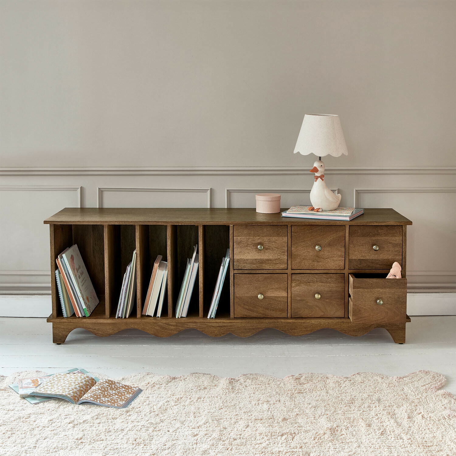 Buffet bas Jomilas Buffet en bois marron avec six tiroirs et compartiments pour livres, lampe décorative en forme de canard
