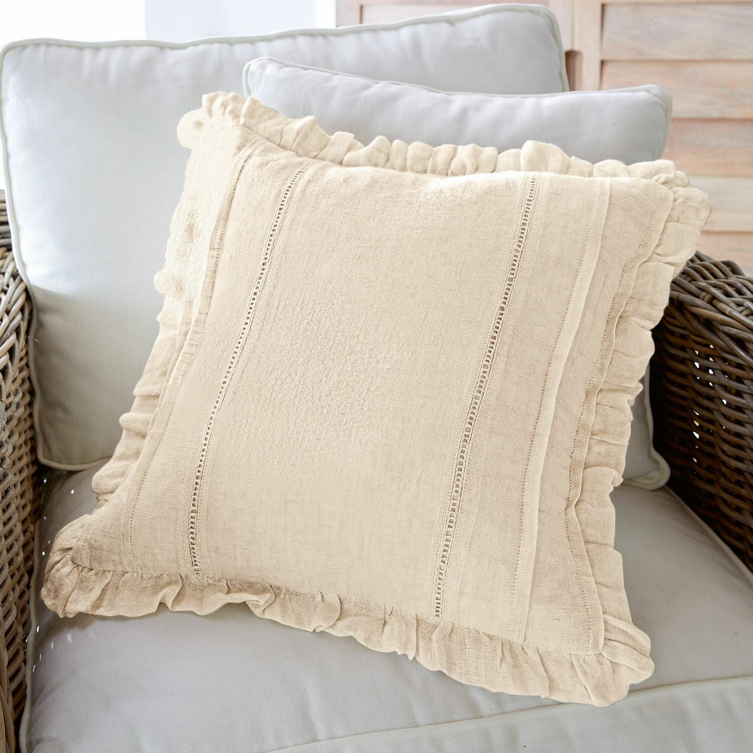 Housse de coussin Luritte Coussin décoratif beige en lin avec volant sur canapé clair, accessoire élégant pour salon