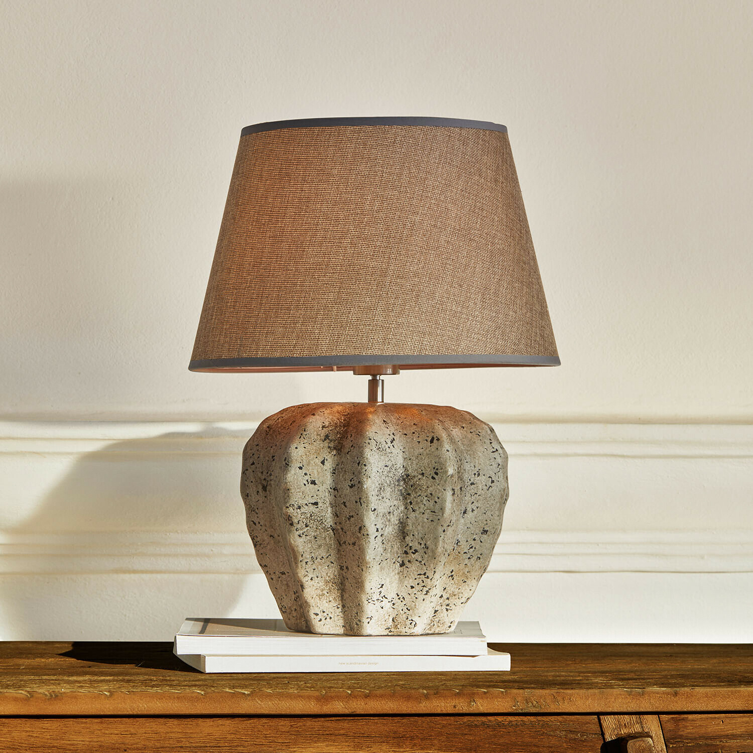 Lampe à poser Émbrisse Lampe de table avec base en pierre et abat-jour marron sur une table en bois, décoration intérieure