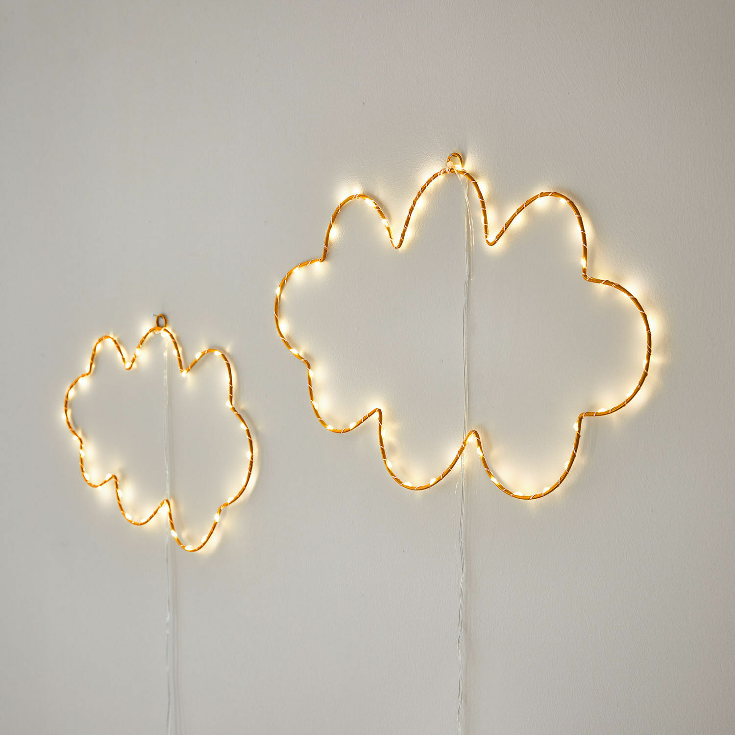 Lot de 2 décorations lumineuses LED Elenar Guirlandes lumineuses LED en forme de nuages, lumière blanche chaude, décoration murale intérieure