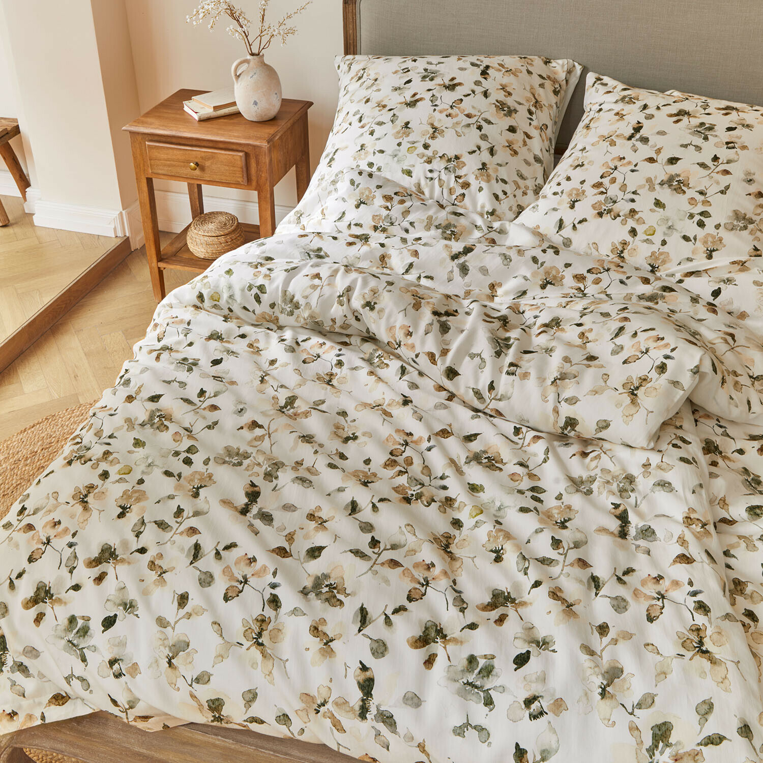Parure de lit Lavendrie Parure de lit en coton à motif floral vert et beige sur fond blanc dans une chambre élégante