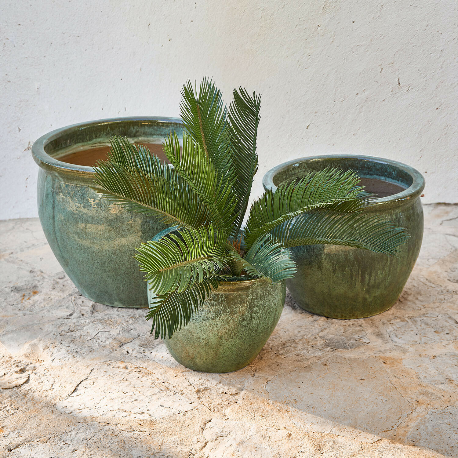 Lot de 3 cache-pots Mareenah Ensemble de trois pots de jardin en céramique verte de tailles variées avec plante décorative