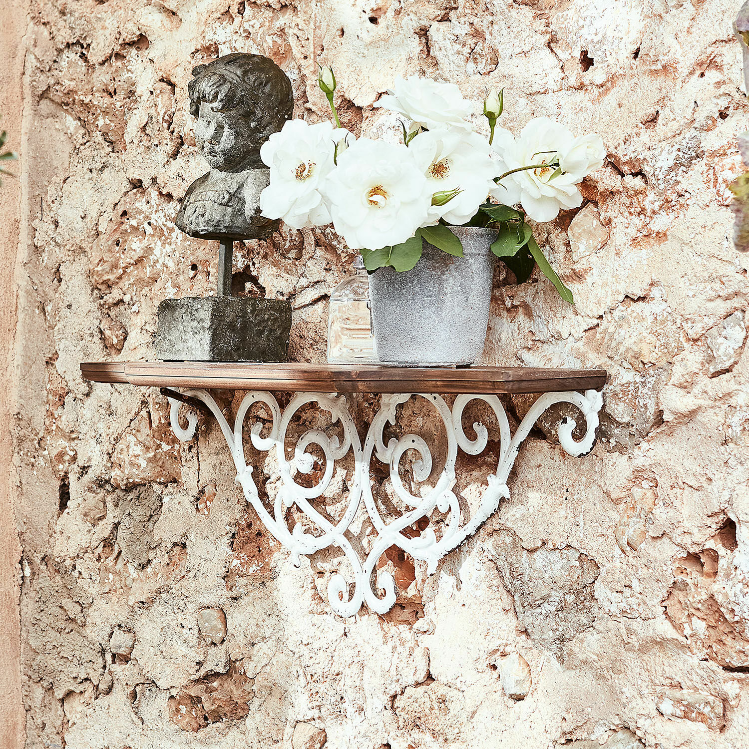 Étagère murale Rubén Étagère murale rustique en fer forgé et bois avec sculpture décorative et fleurs blanches