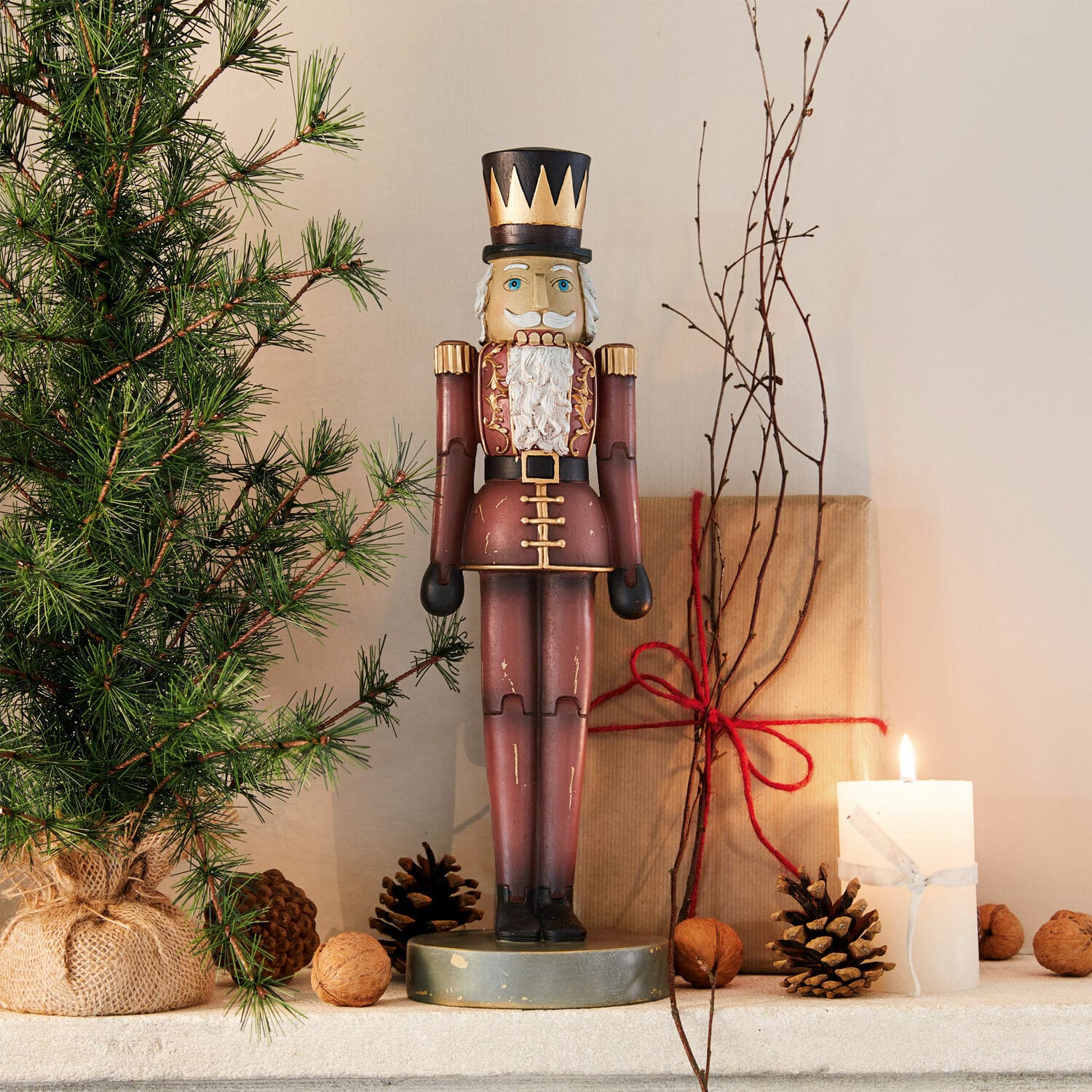 Casse-noisette décoratif Serifa Figurine en bois de casse-noisette rouge bordeaux avec chapeau noir, décor de Noël avec sapin et bougie allumée
