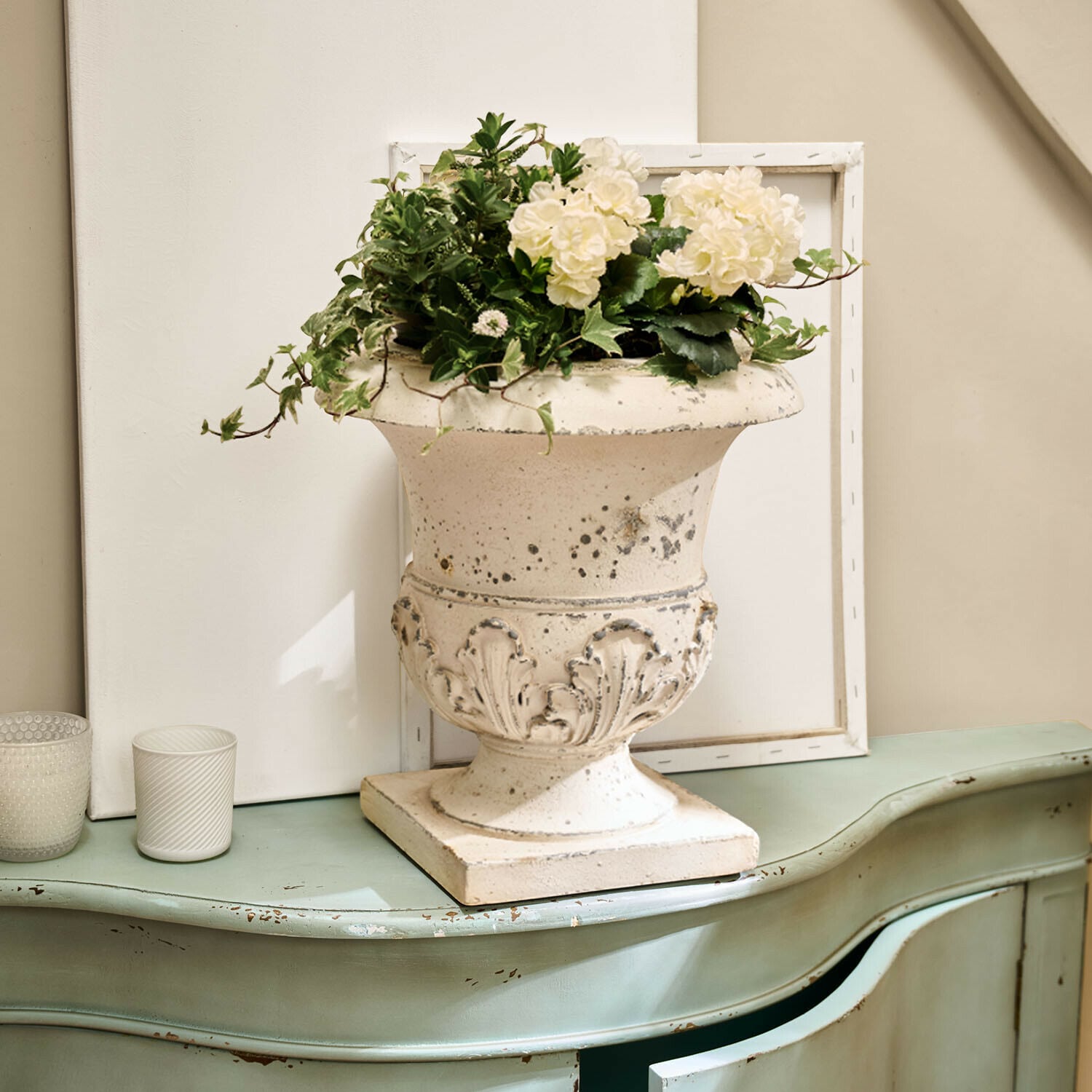 Amphore Lorianza Vase en céramique blanche avec décoration florale sur commode verte vieillie style vintage