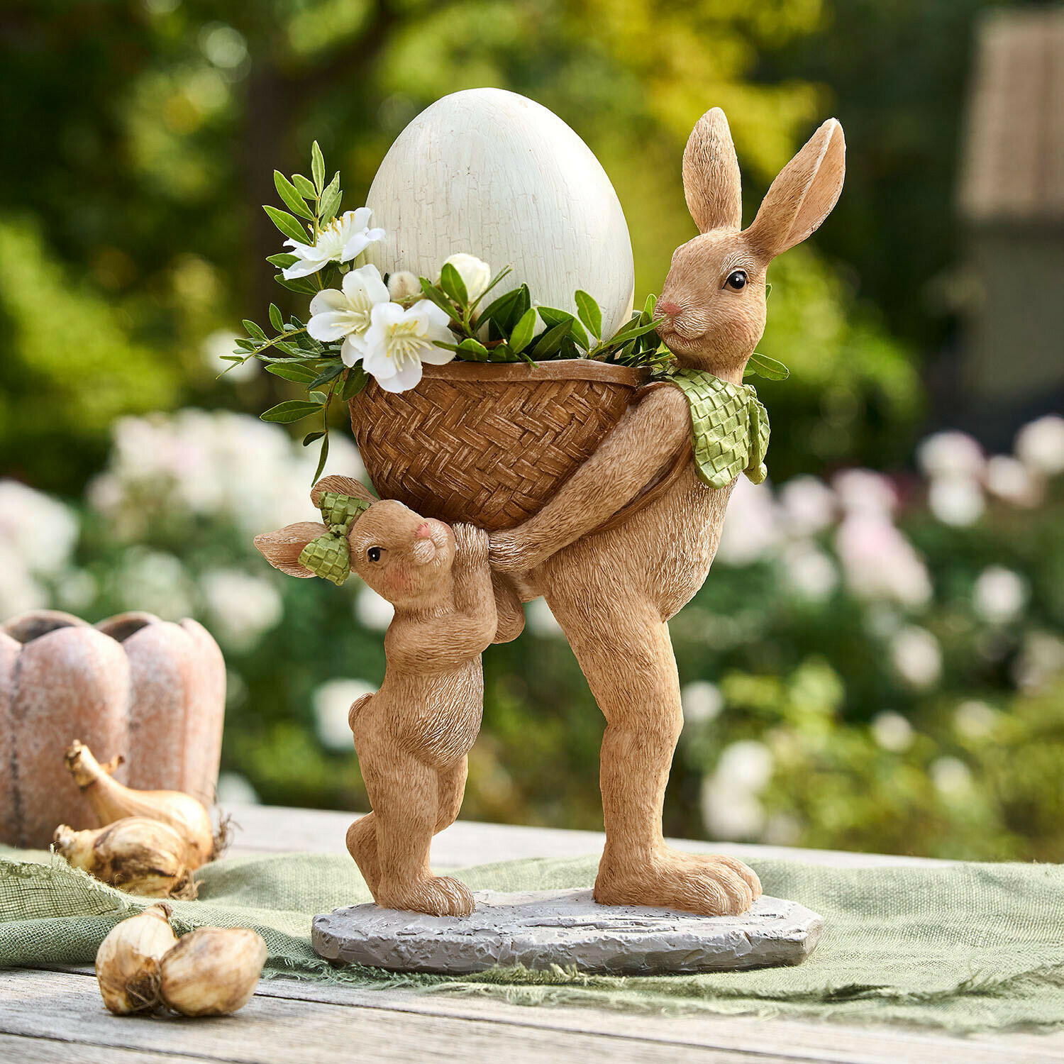 Lapins Bramblet Figurine de lapin avec panier et œuf blanc, décoration de Pâques pour table extérieure
