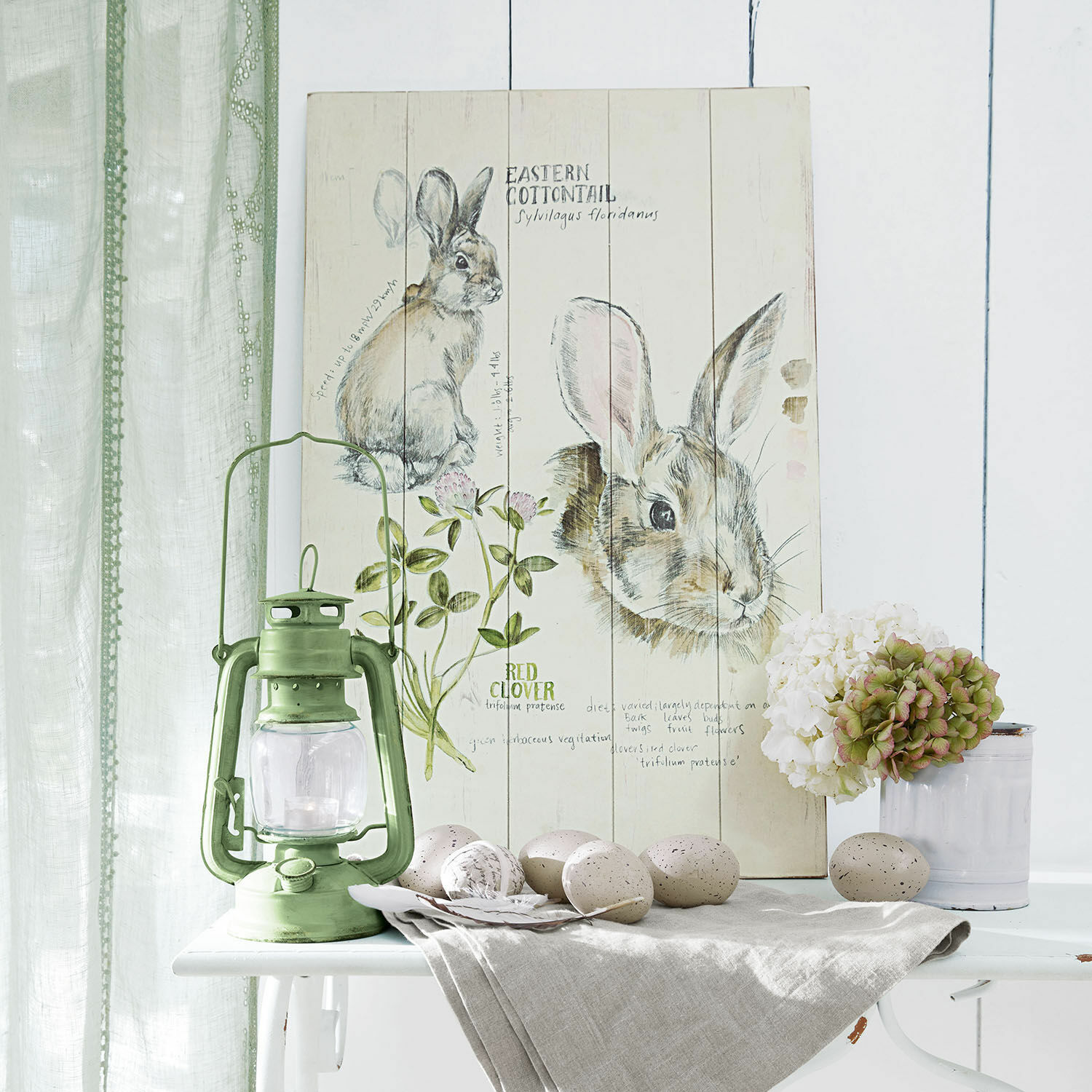 Panneau décoratif Luppis Tableau en bois décoratif avec illustration de lapin et trèfle, lampe à pétrole verte et œufs décoratifs
