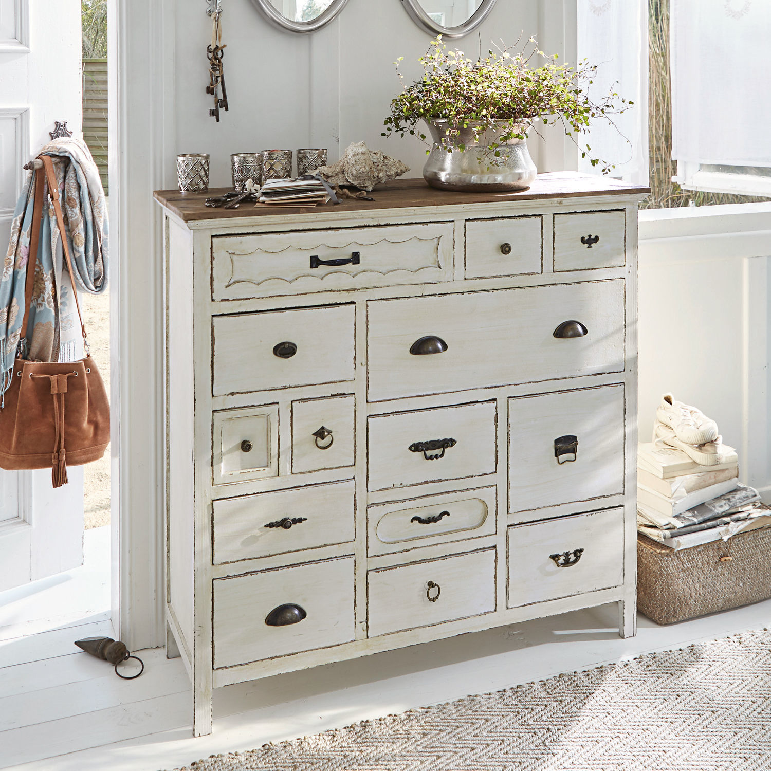 Commode Grayson Commode en bois blanc avec plusieurs tiroirs et plateau foncé style vintage pour salon