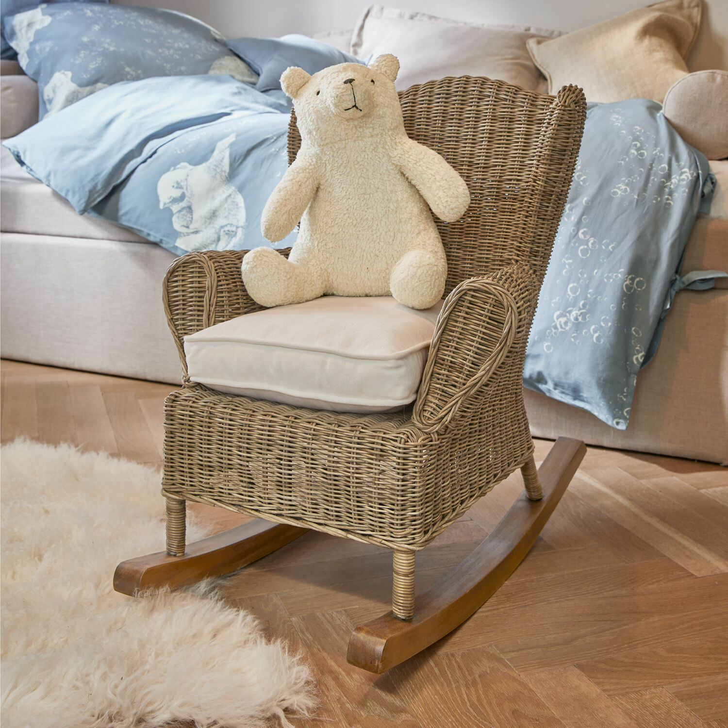 Fauteuil à bascule enfant Trésolia Fauteuil à bascule pour enfant en rotin naturel avec coussin crème et peluche ours doux