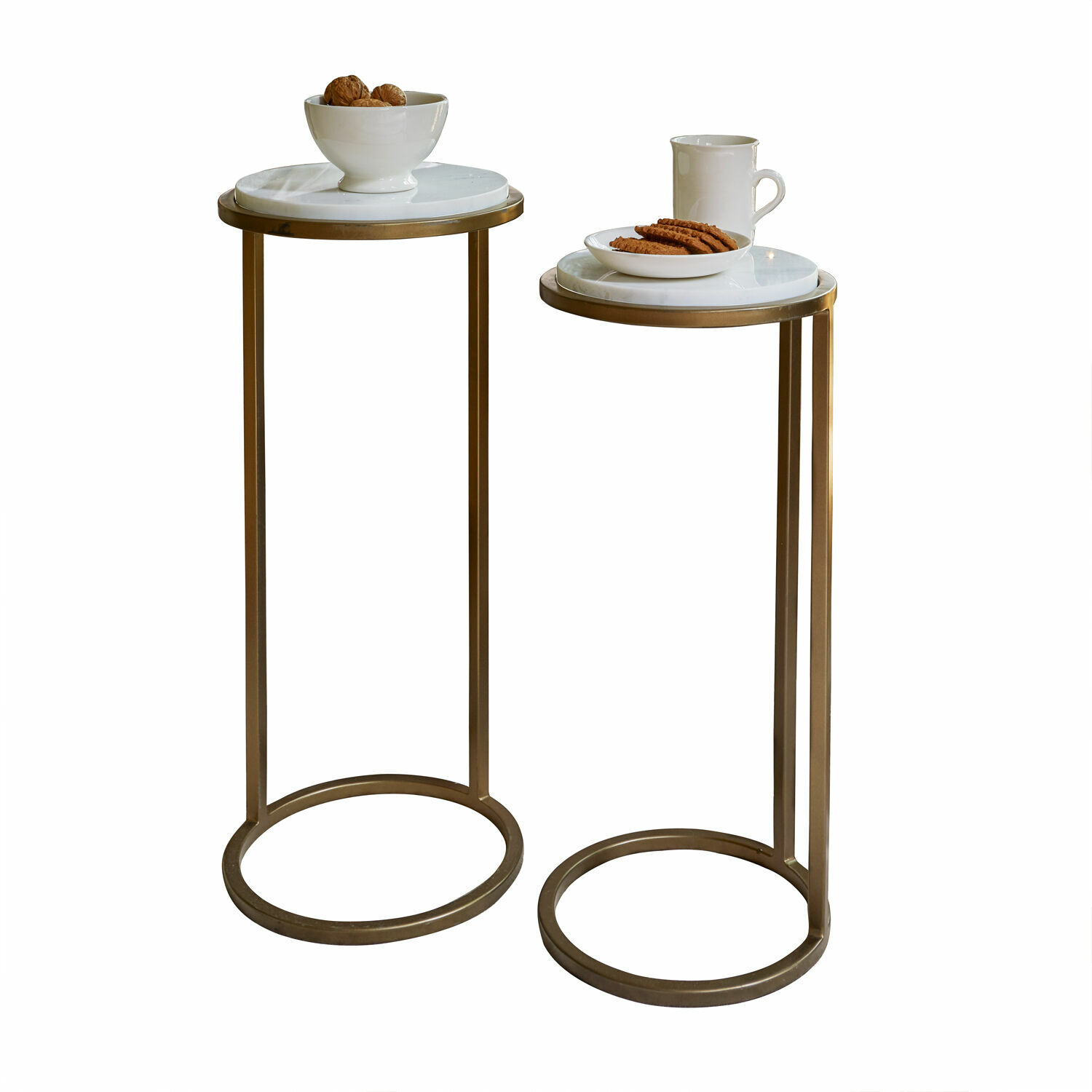 Lot de 2 tables d’appoint Soréline Ensemble de deux tables d'appoint avec plateau en marbre blanc et cadre métallique couleur laiton