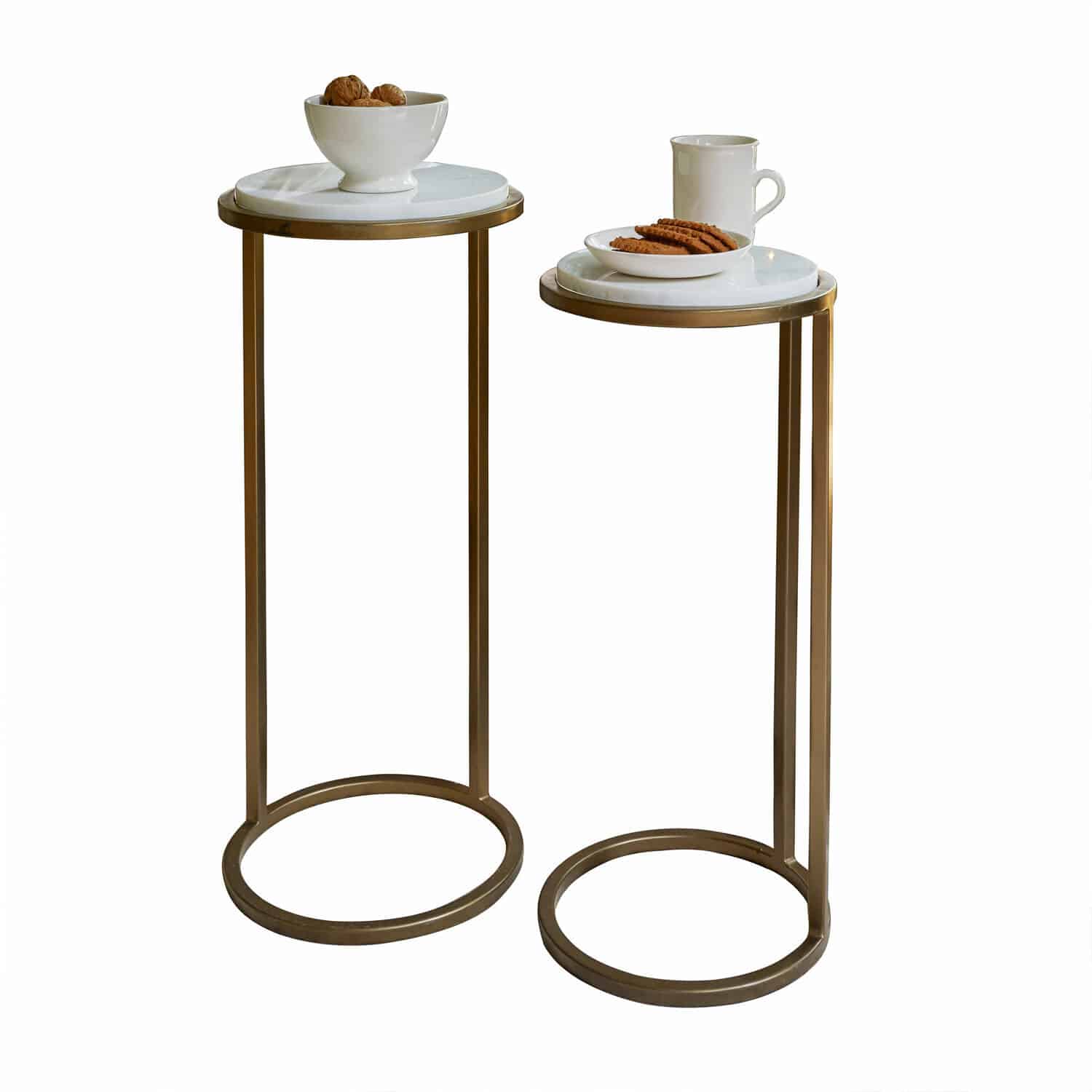 Lot de 2 tables d’appoint Soréline Ensemble de deux tables d'appoint avec plateau en marbre blanc et cadre métallique couleur laiton