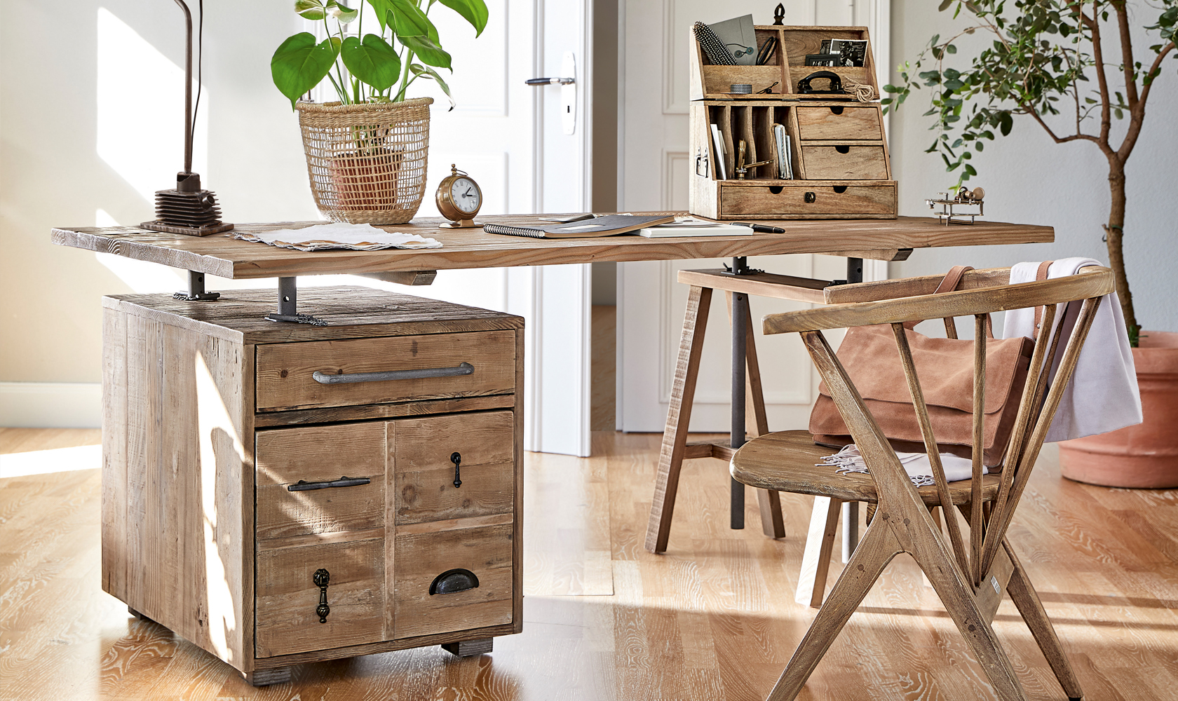 Bureau vintage en bois avec tiroirs et chaise assortie couleur naturelle, style rustique pour intérieur