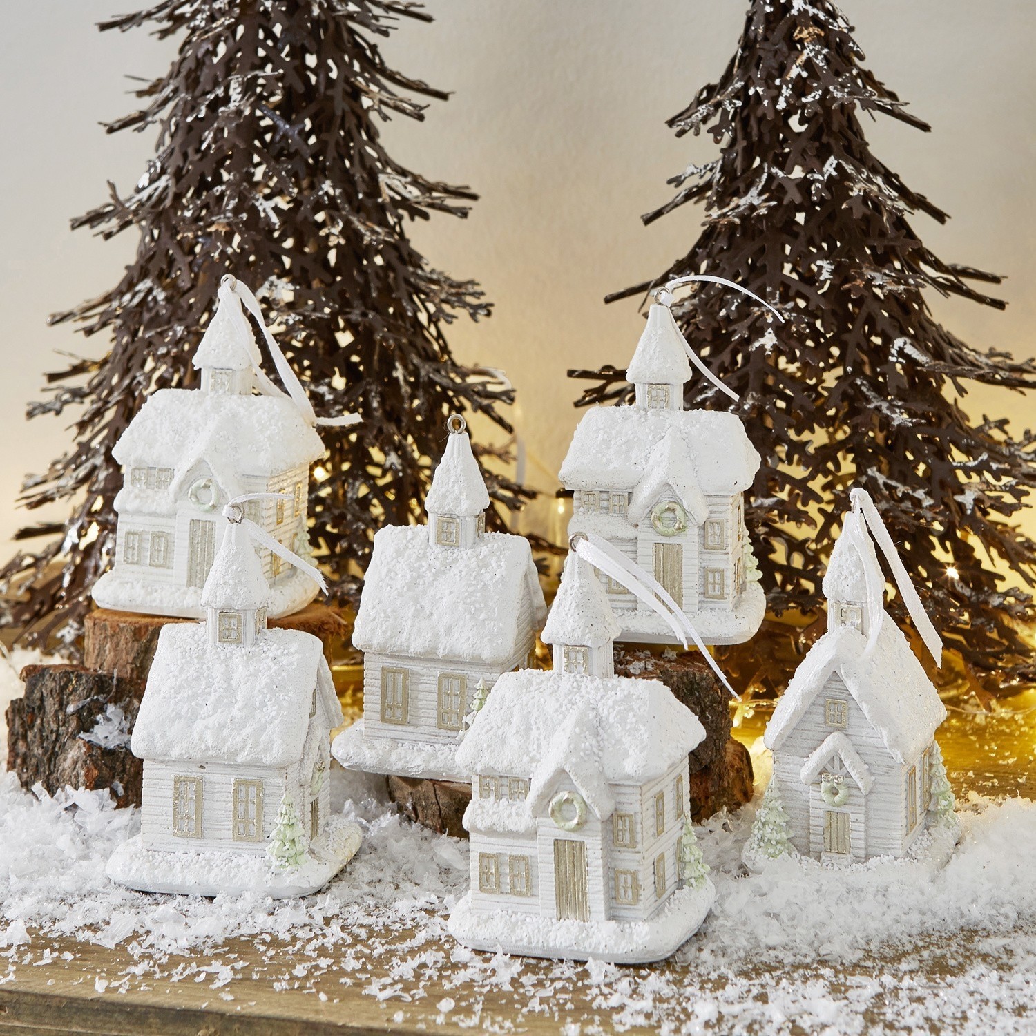 Lot de 6 décorations de Noël Legé Décorations de maisons blanches enneigées sur table en bois avec sapins métalliques et lumières de Noël