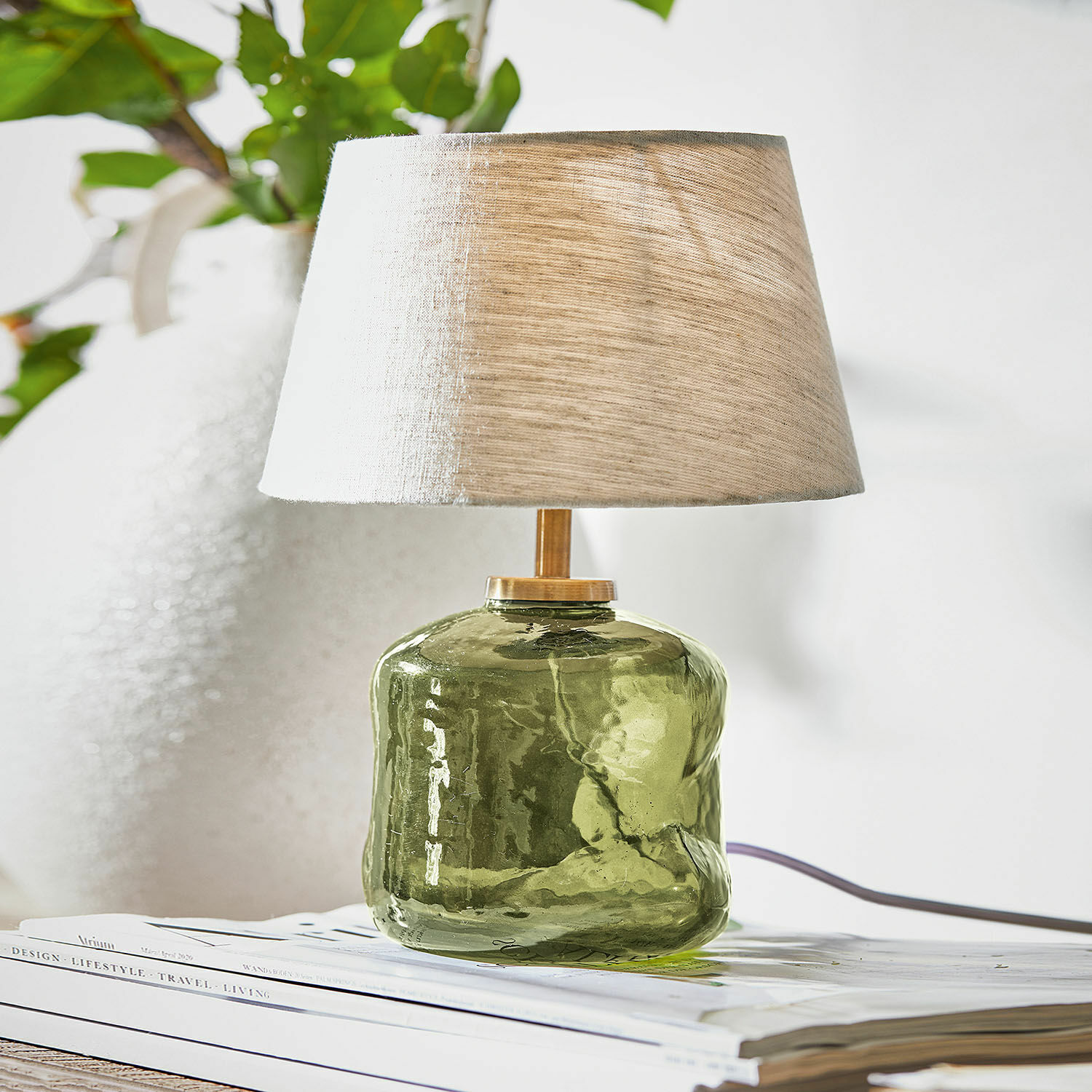Lampe à poser Rufino Lampe de table en verre vert avec abat-jour beige en tissu, éclairage et décoration intérieure