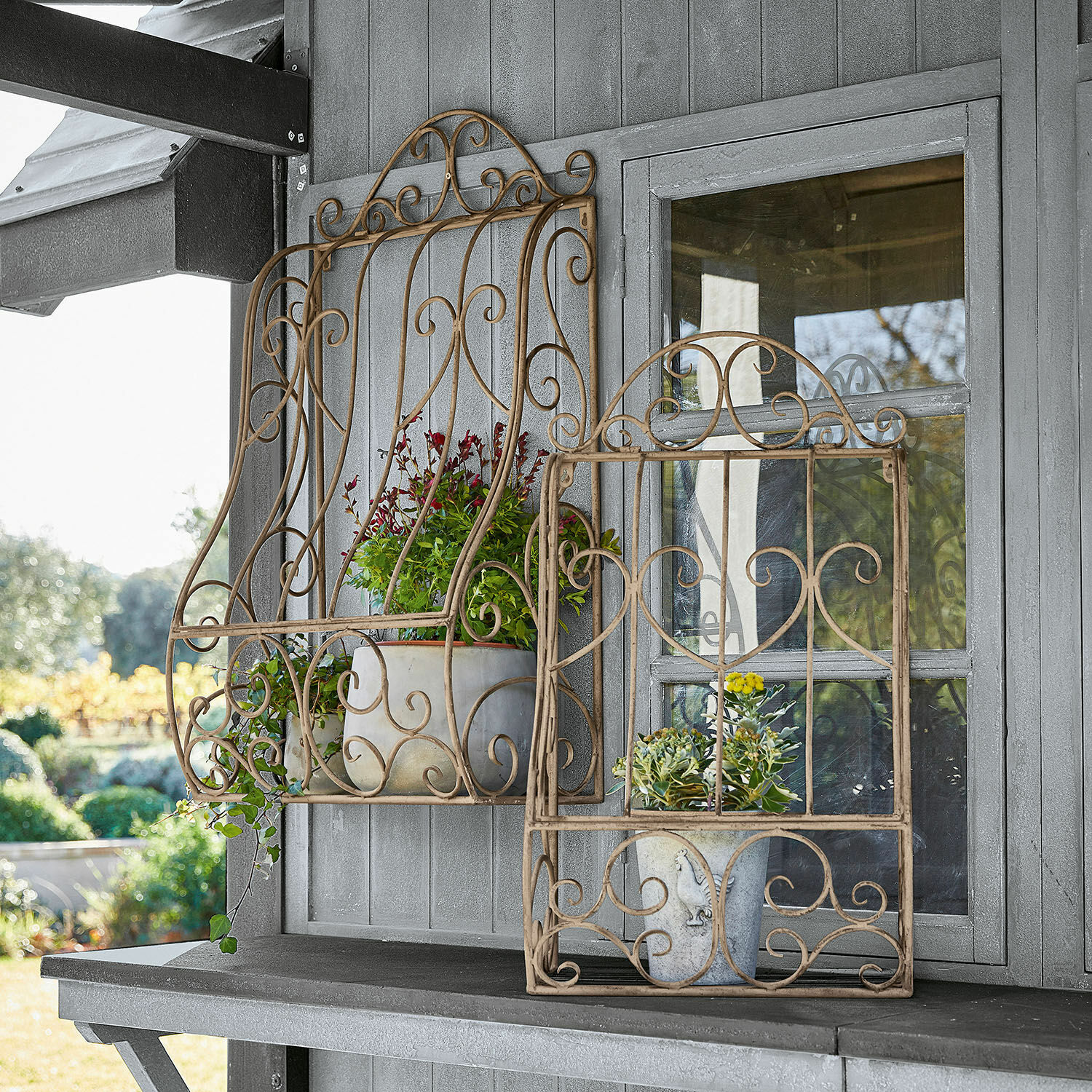 Lot de 2 étagères murales Alvra Cadre décoratif en métal beige avec plantes, posé sur un mur en bois gris, décoration extérieure jardin