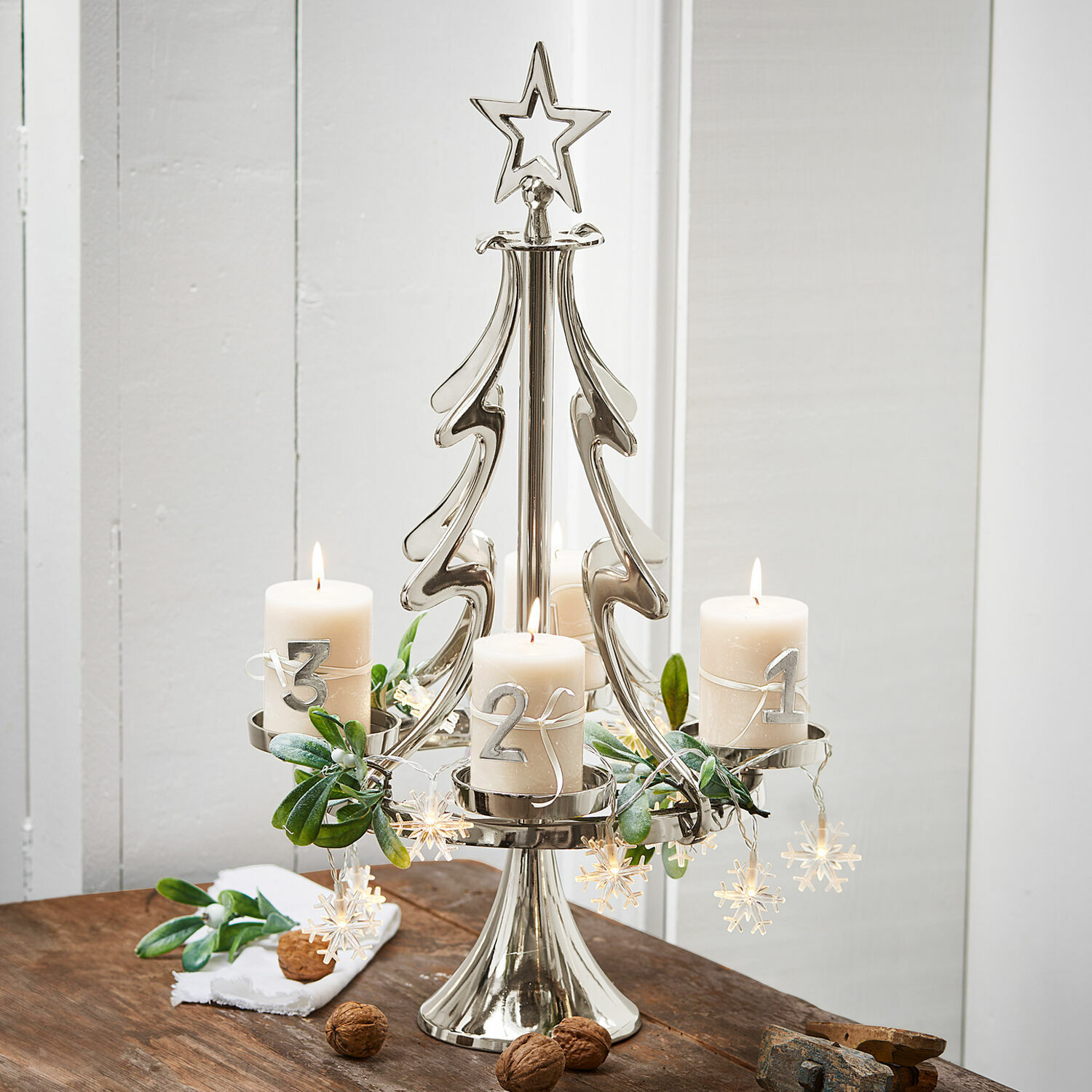 Bougeoir de l'Avent Gaetana Chandelier de l'Avent en métal en forme de sapin avec quatre bougies blanches et décorations festives