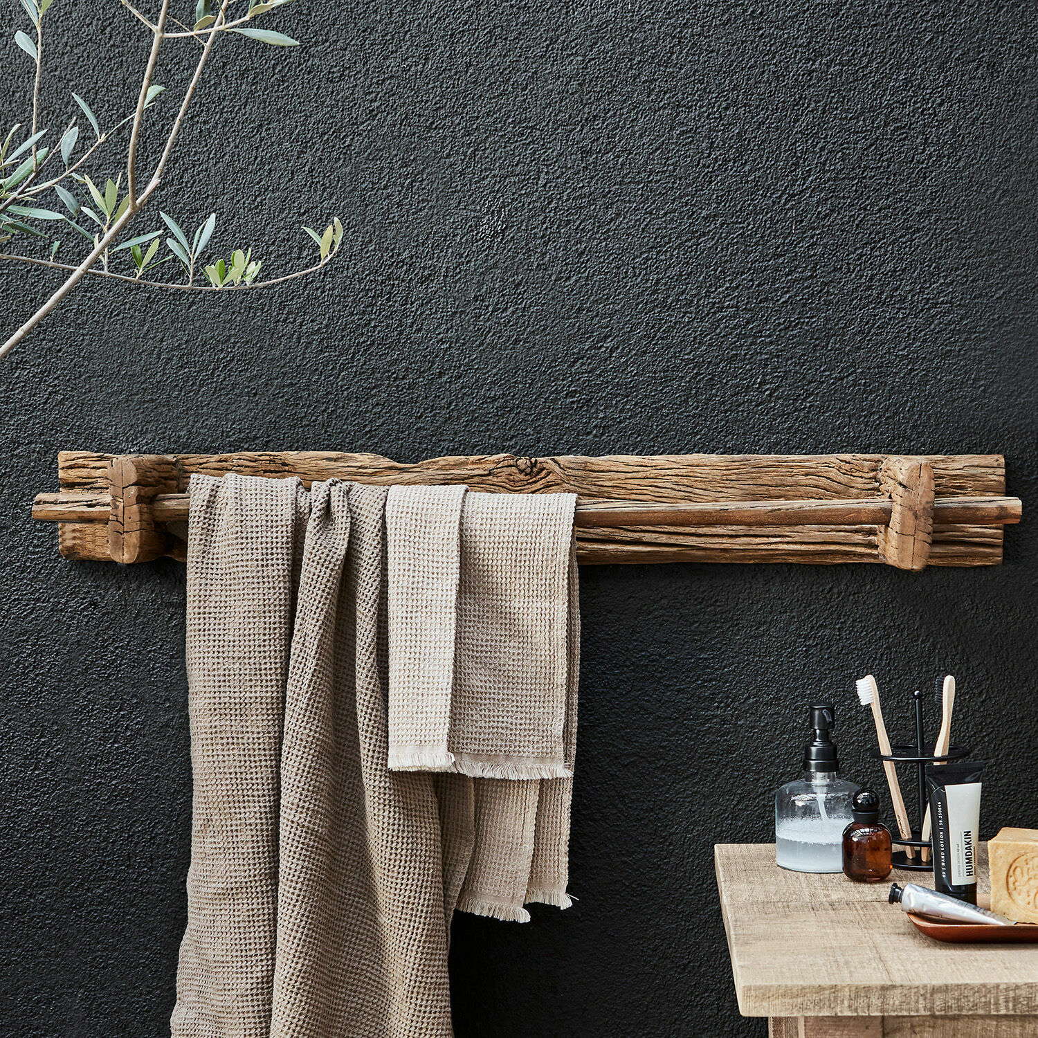 Porte-serviettes Einid Porte-serviettes rustique en bois naturel fixé sur un mur noir dans une salle de bain moderne