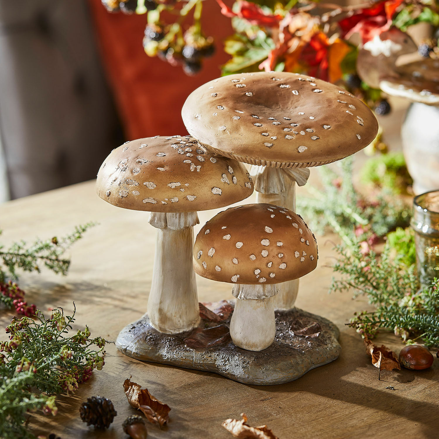 Champignons décoratifs Harvelle Décoration de trois champignons bruns avec taches blanches sur socle, ornement automnal de table