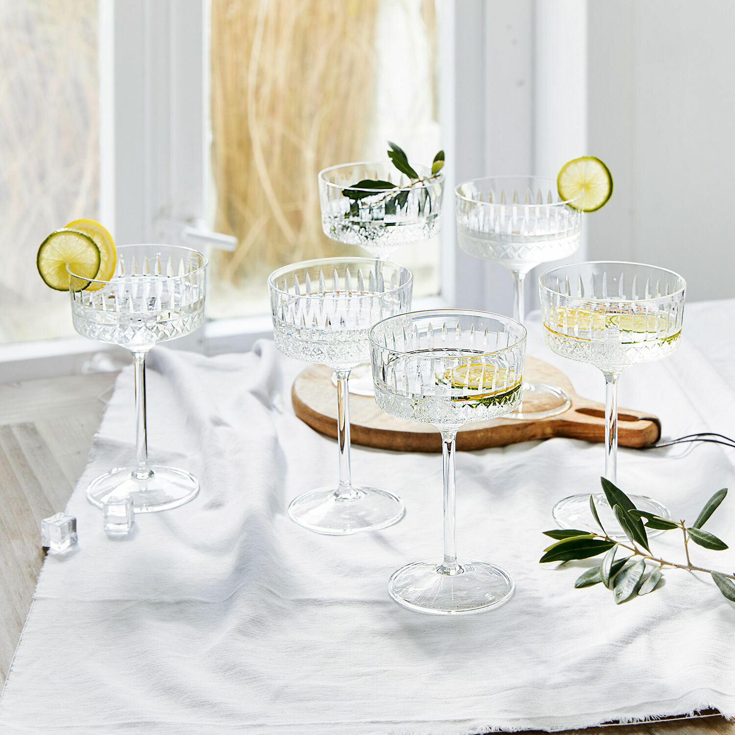 Lot de 6 coupes Deion Ensemble de six verres à cocktail en cristal avec tranches de citron et feuilles vertes en décoration