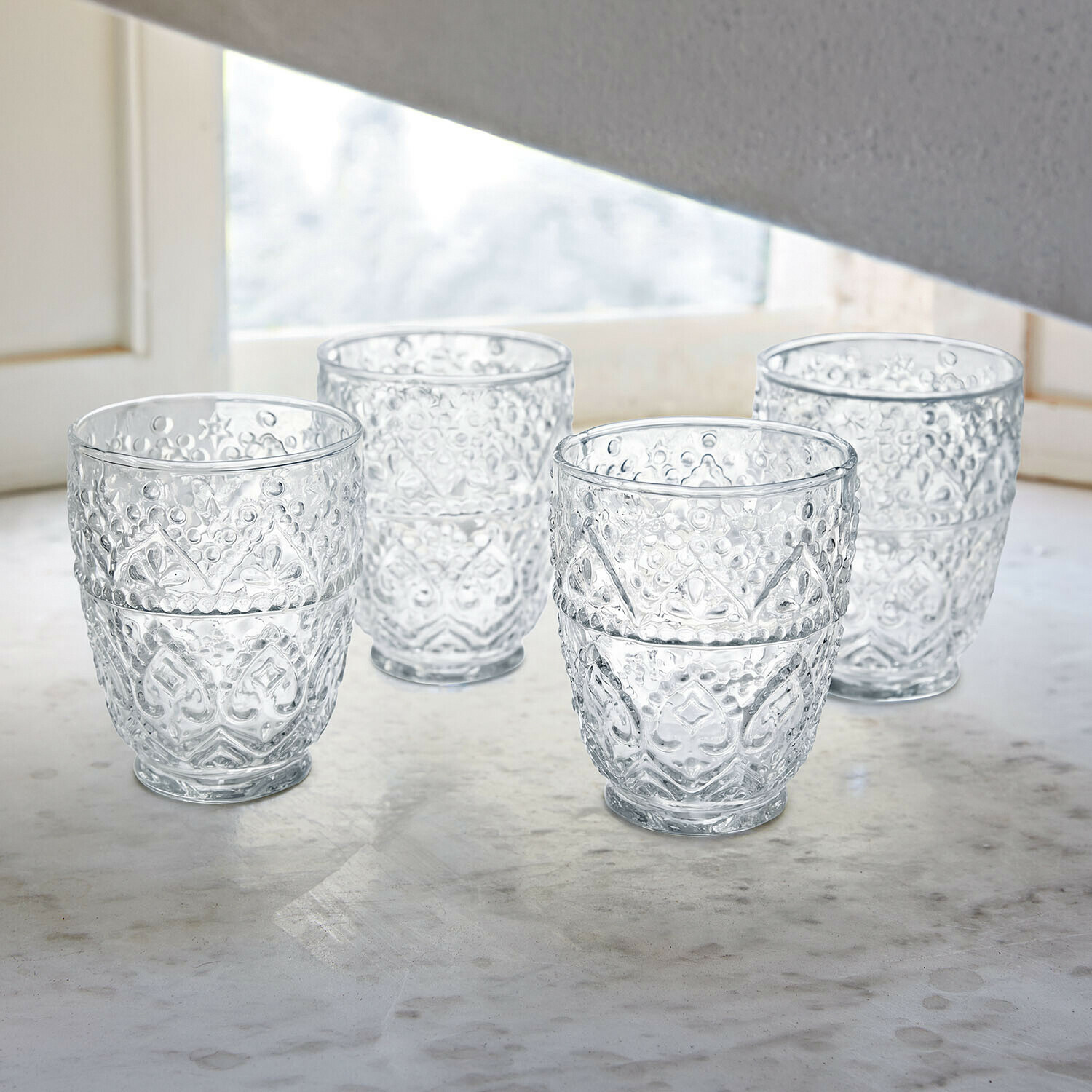 Lot de 4 verres Rivoux Verres en verre avec vin rouge et bouteille sur table blanche avec lampes décoratives en métal
