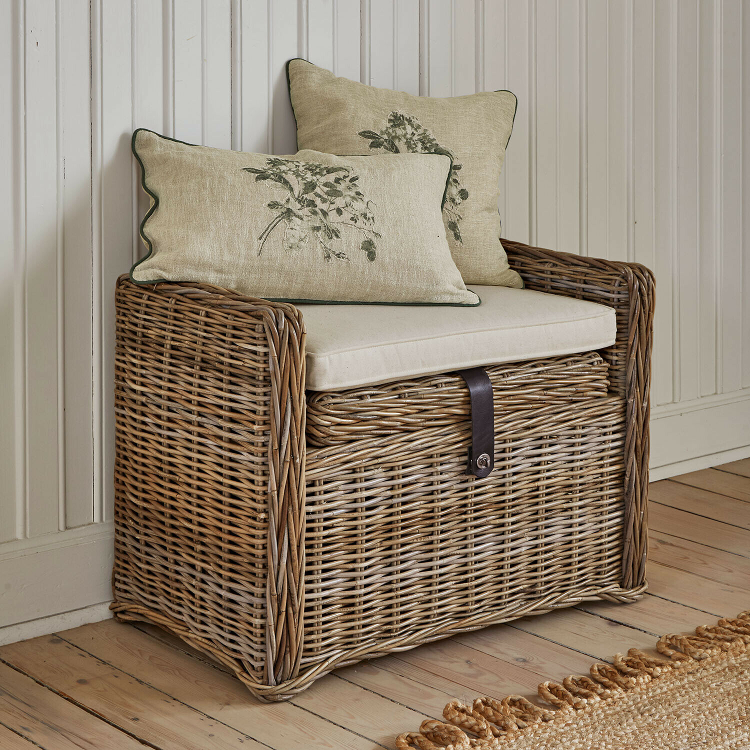 Coffre Chantivelle Coffre en rotin avec coussin beige et deux coussins décoratifs à motif végétal pour salon cosy