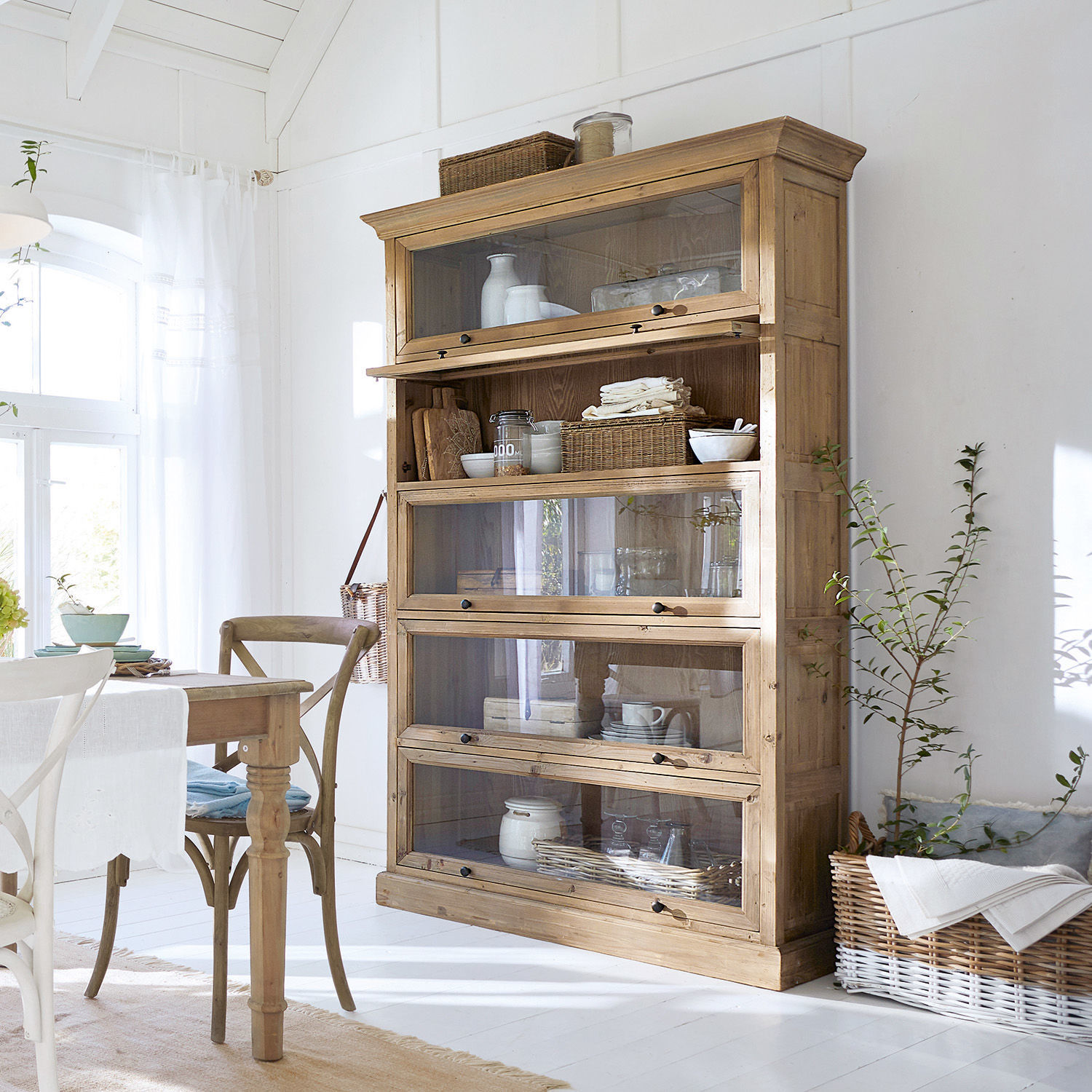 Armoire Stourbridge Vitrine en bois naturel avec portes vitrées pour rangement dans la salle à manger lumineuse