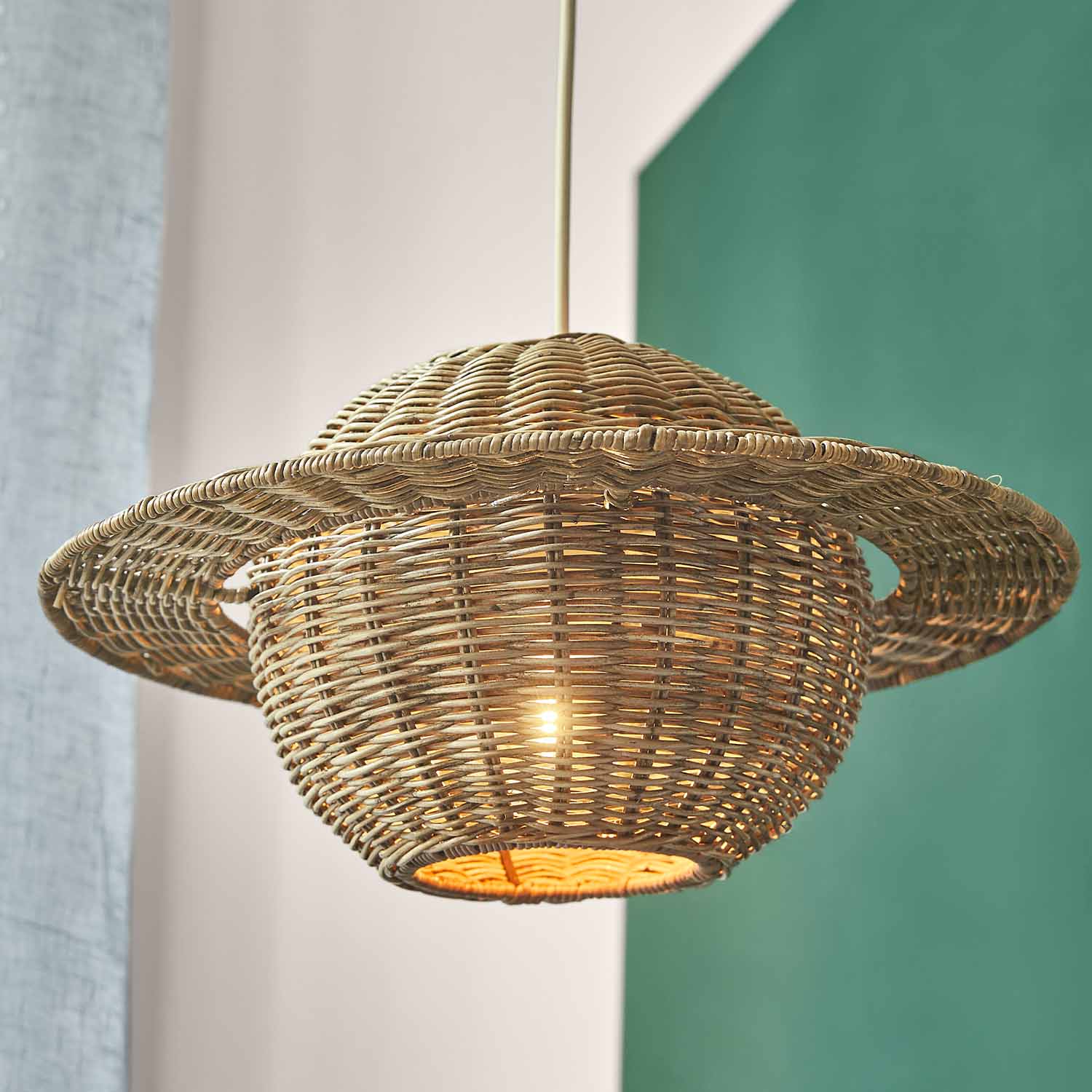 Suspension en osier naturel, lampe décorative suspendue pour un intérieur au style bohème