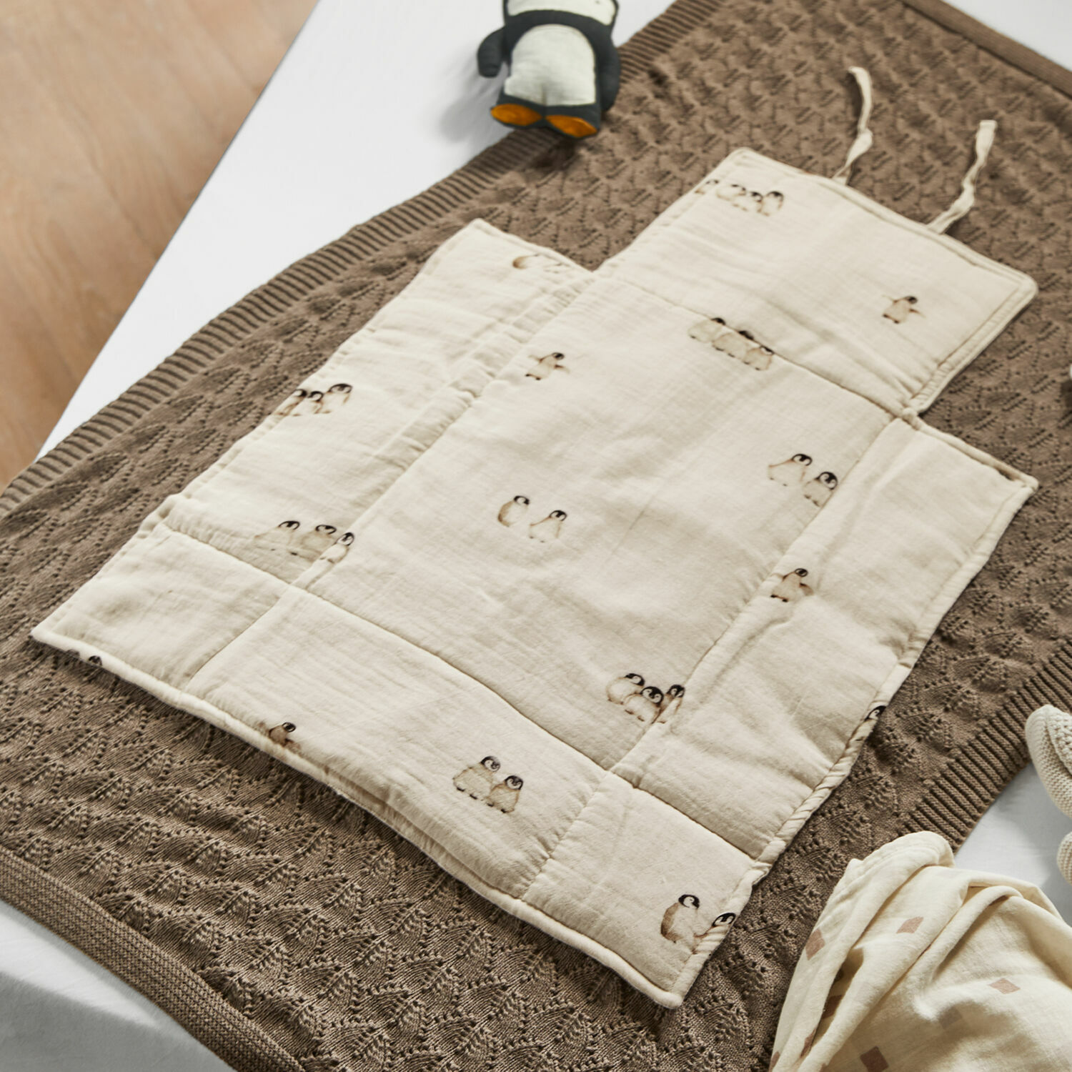 Matelas à langer Jocienne Tapis bébé en coton beige avec imprimé pingouins sur couverture tricotée marron, accessoires pour enfants