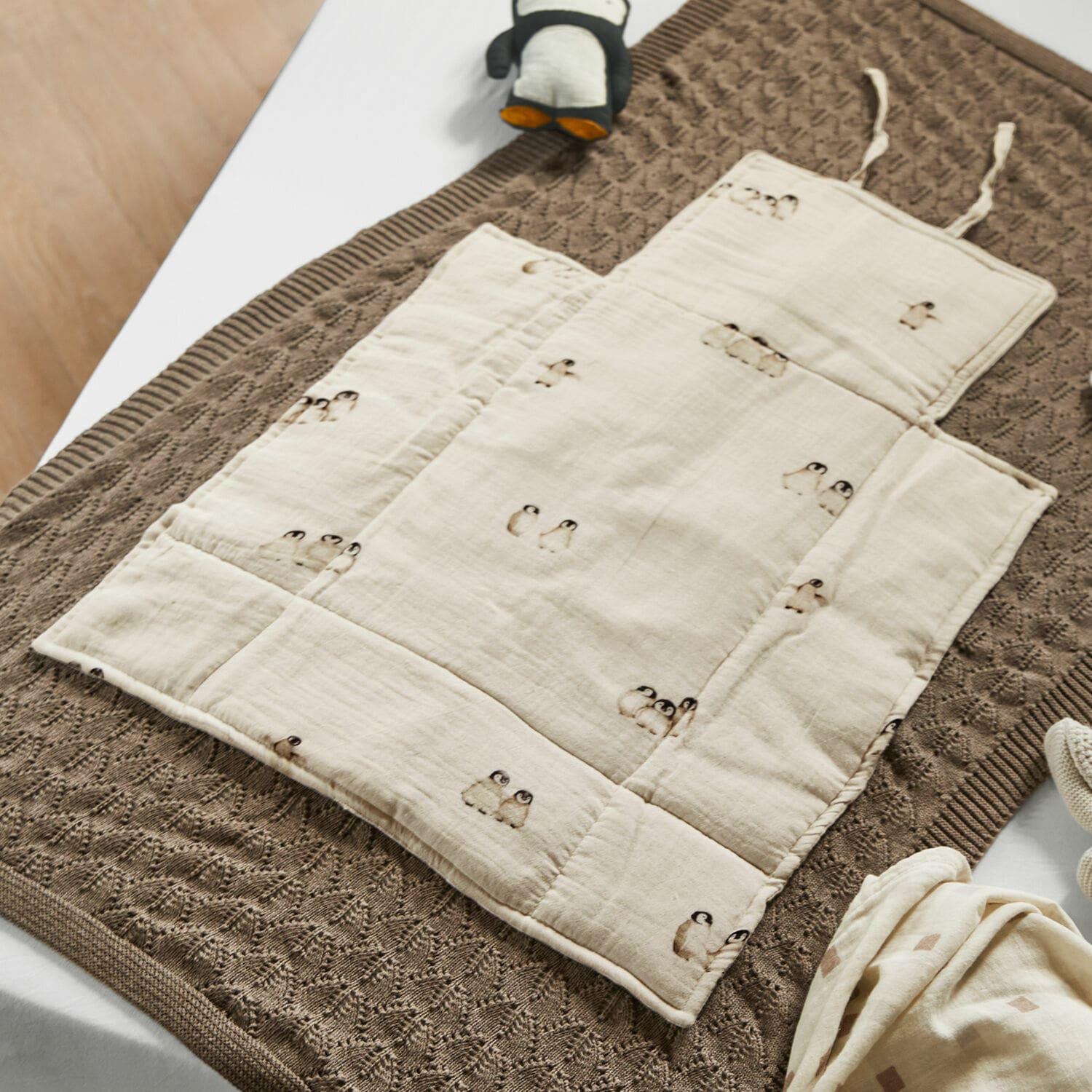 Matelas à langer Jocienne Tapis bébé en coton beige avec imprimé pingouins sur couverture tricotée marron, accessoires pour enfants