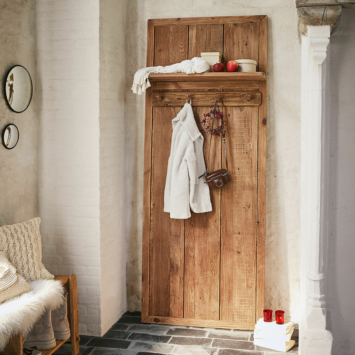 Portemanteau Argenteuil Planche en bois rustique avec crochets et étagère couleur naturelle pour l'entrée