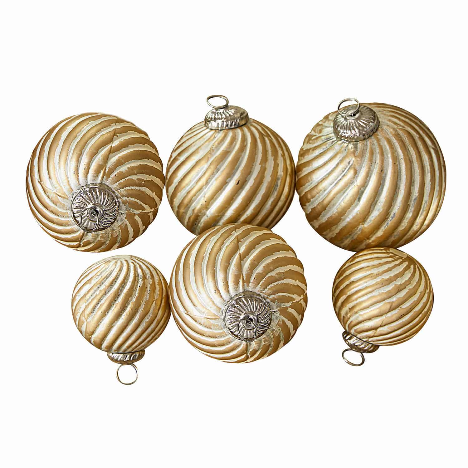 Lot de 6 boules de Noël Frasetta Ensemble de six boules de Noël dorées avec motifs spirales blancs et crochets métalliques