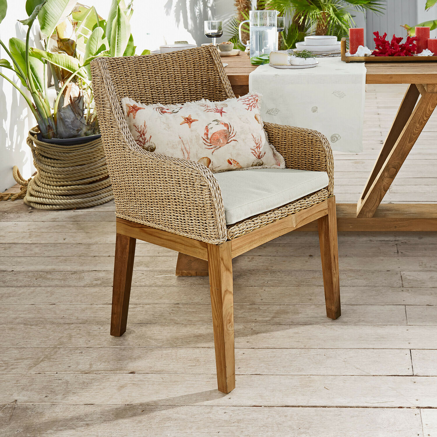 Chaise Olvira Chaise en rotin et bois de teck avec coussin clair et coussin décoratif motif marin pour terrasse