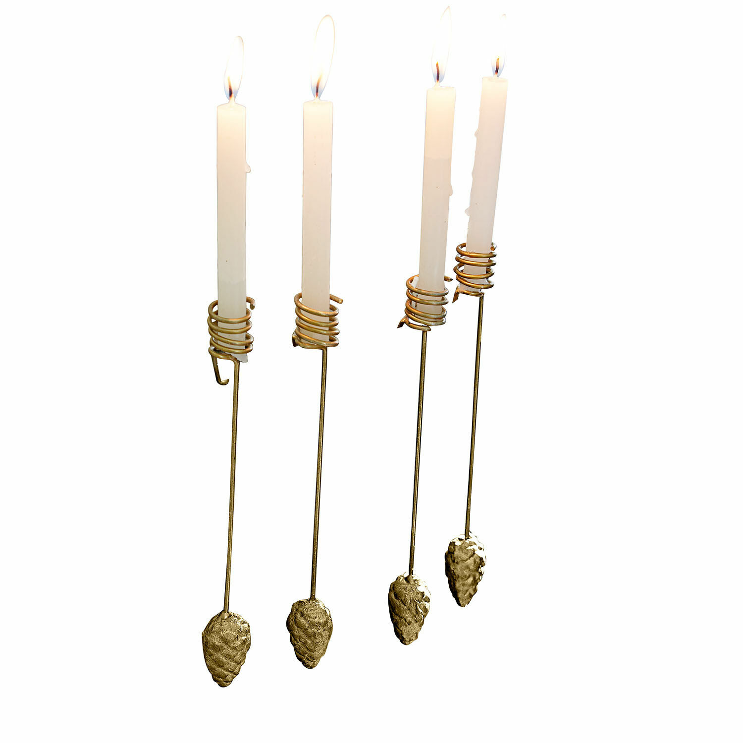 Lot de 4 bougeoirs Norélie Ensemble de quatre bougeoirs dorés avec pommes de pin en métal et bougies blanches pour décoration intérieure