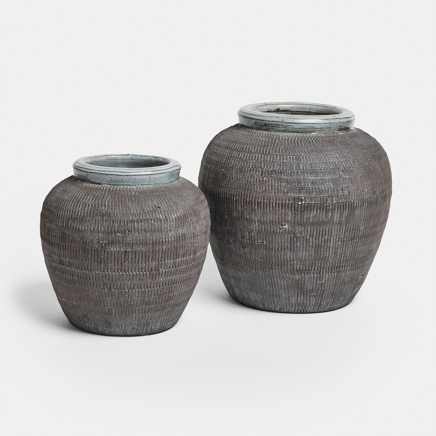 Lot de 2 vases Calverna Deux vases décoratifs en céramique grise avec texture et bordure claire sur le dessus