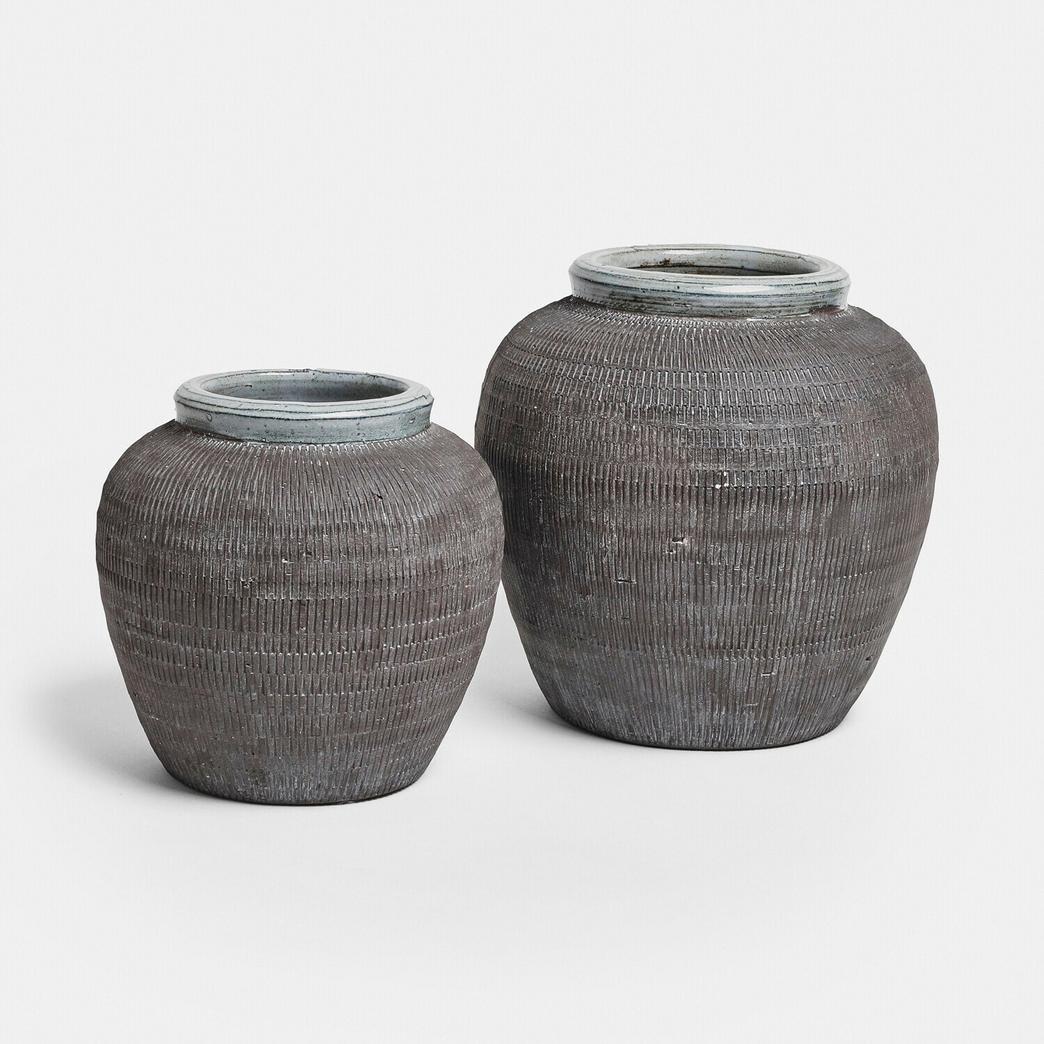 Lot de 2 vases Calverna Deux vases décoratifs en céramique grise avec texture et bordure claire sur le dessus