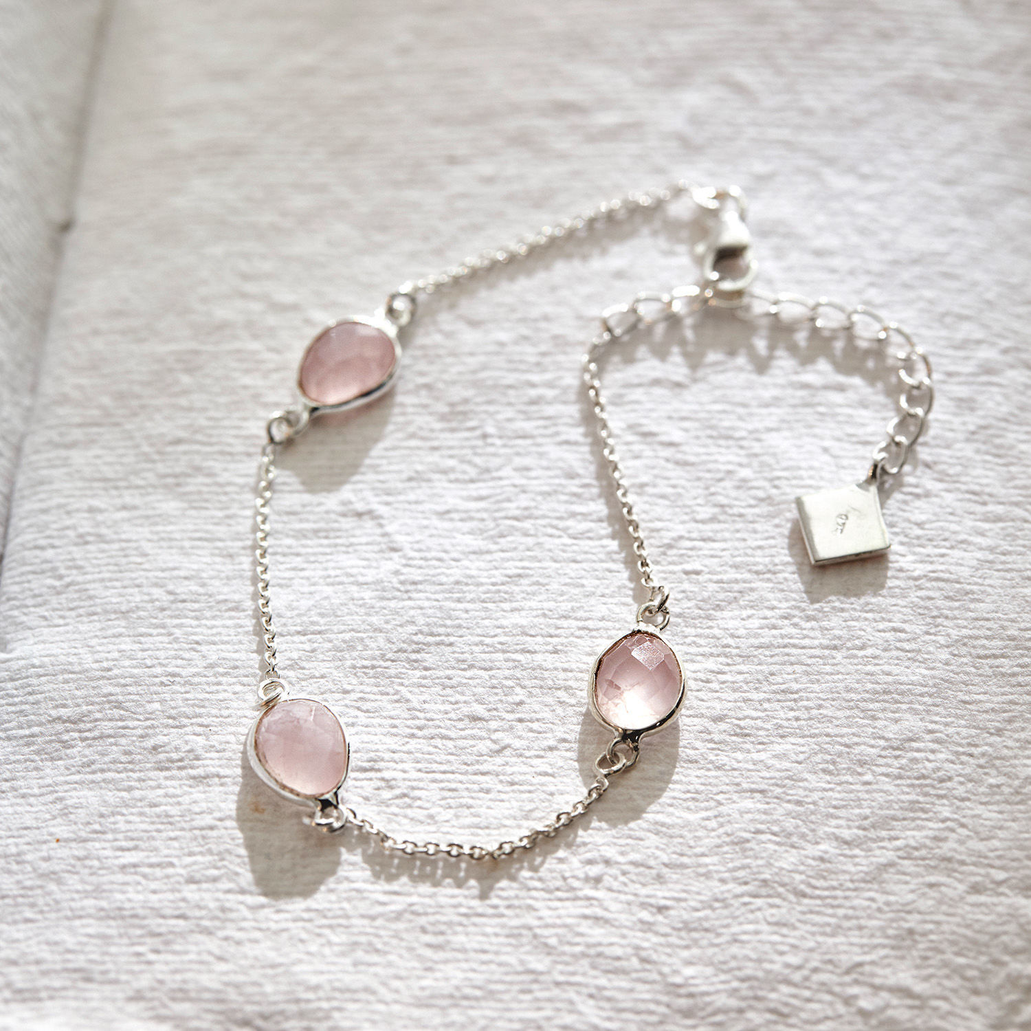 Bracelet Meadow Bracelet fin en argent avec pierres roses, bijou élégant pour femme