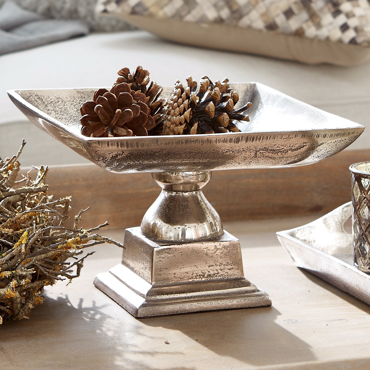 Coupe Philippa Coupe décorative en métal argenté sur pied avec pommes de pin, accessoire élégant pour la maison