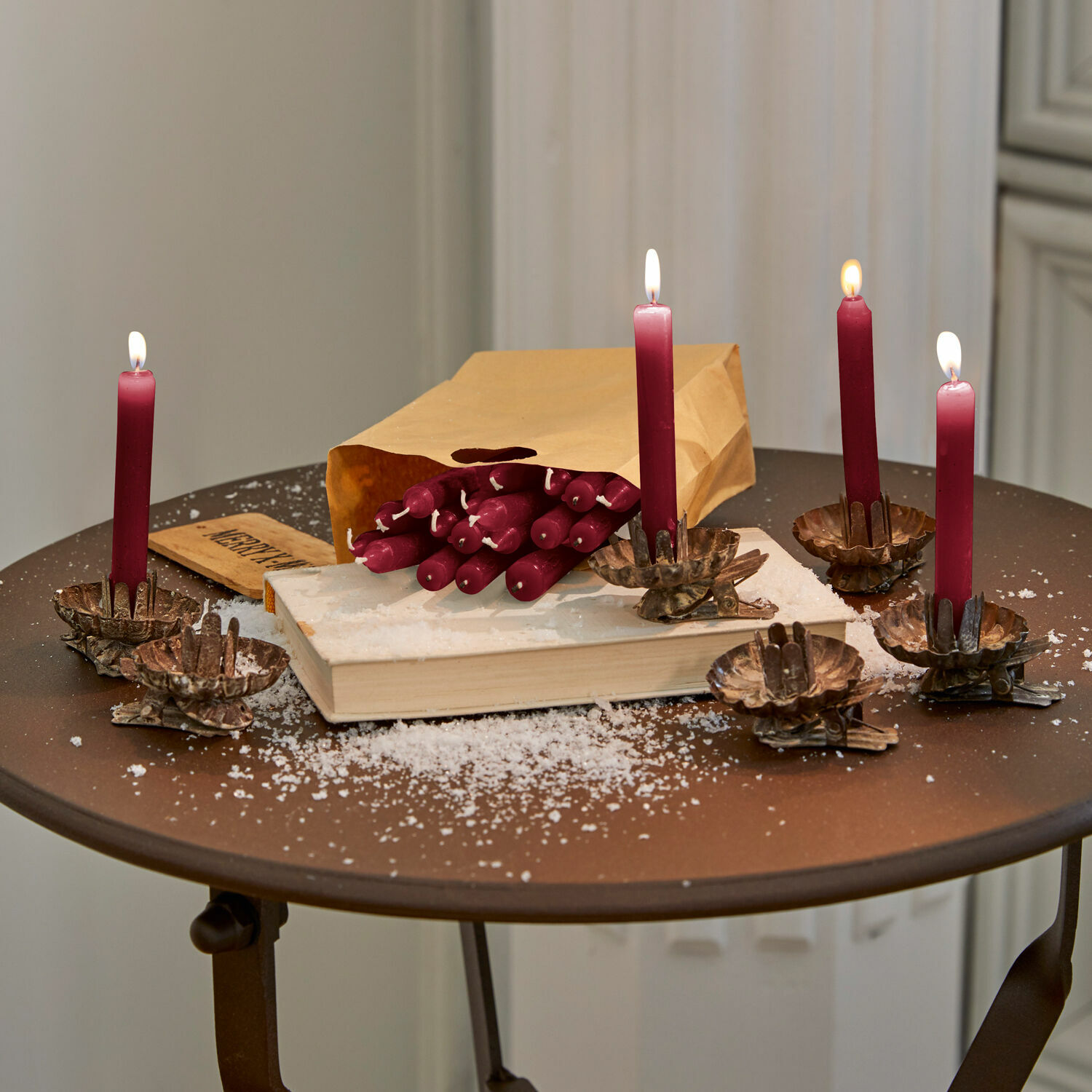 Lot de 20 bougies Noufa Bougies bordeaux avec pinces sur table en métal, sac en papier et fausse neige pour décoration de Noël