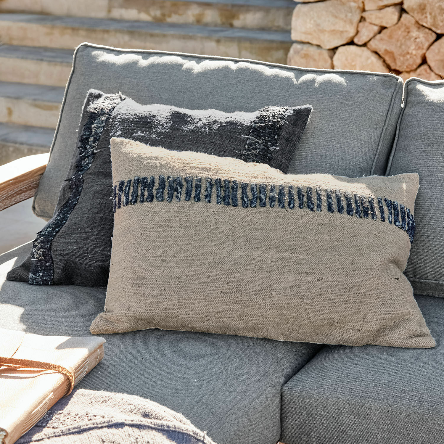 Lot de 2 housses de coussins Foix Coussins décoratifs beige et noir en tissu sur canapé gris extérieur, textiles pour salon