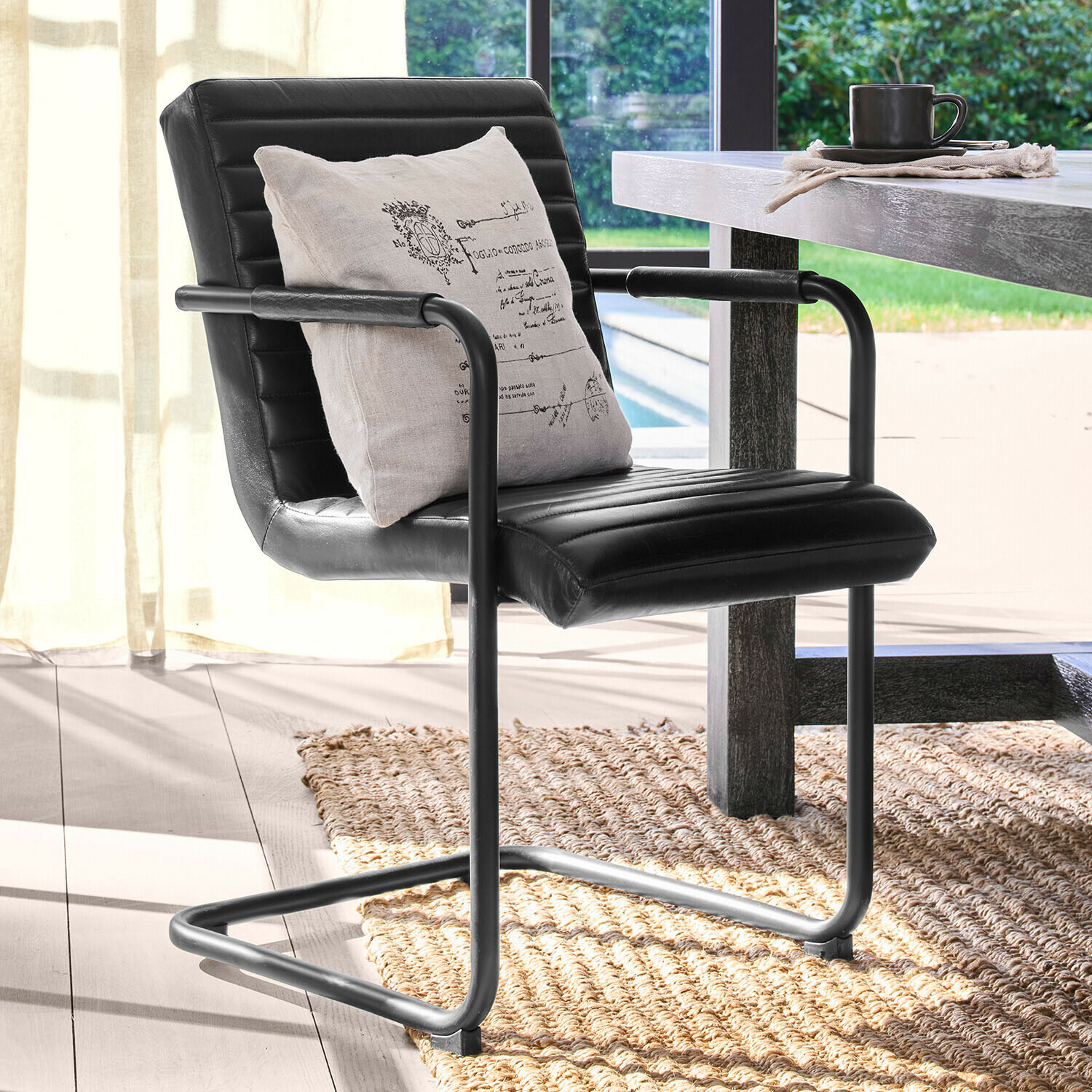 Chaise Redworth Fauteuil noir en similicuir avec cadre métallique et coussin clair, chaise moderne pour salle à manger