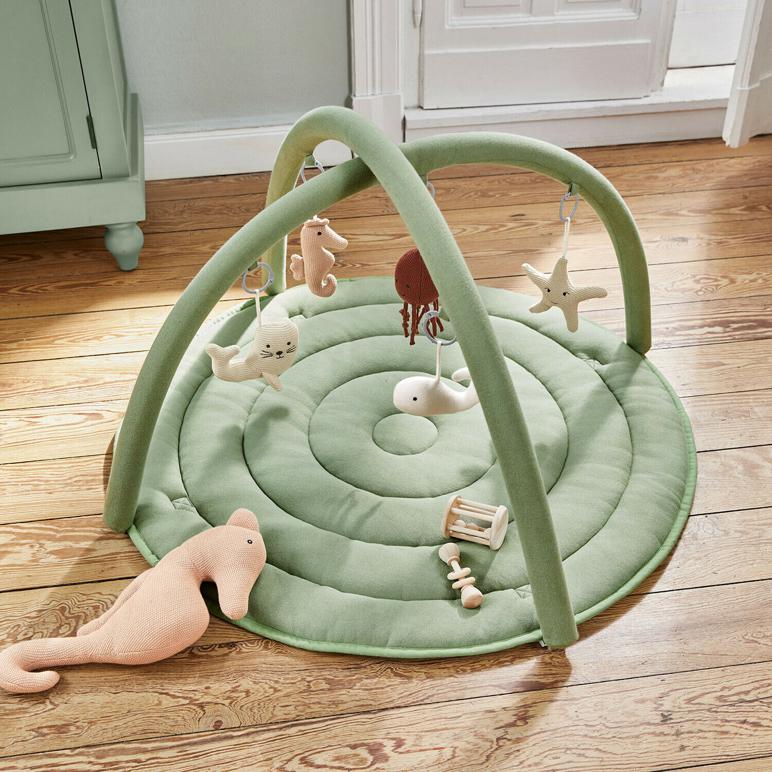Tapis de jeu vert doux pour bébé avec arches et jouets suspendus en forme d'animaux marins en tissu et bois
