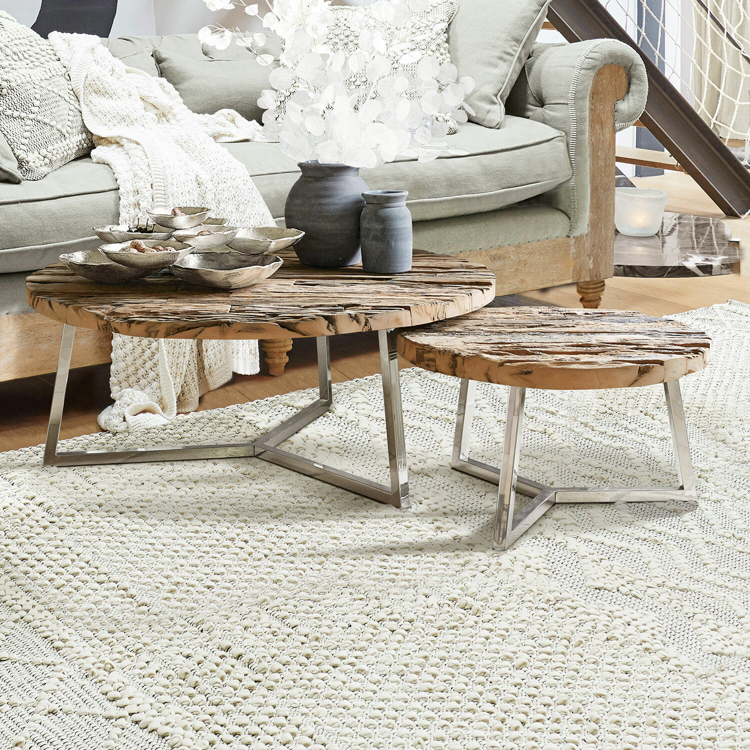 Lot de 2 tables basses Nevada Ensemble de deux tables basses avec plateau en bois et pieds en métal sur tapis clair dans un salon