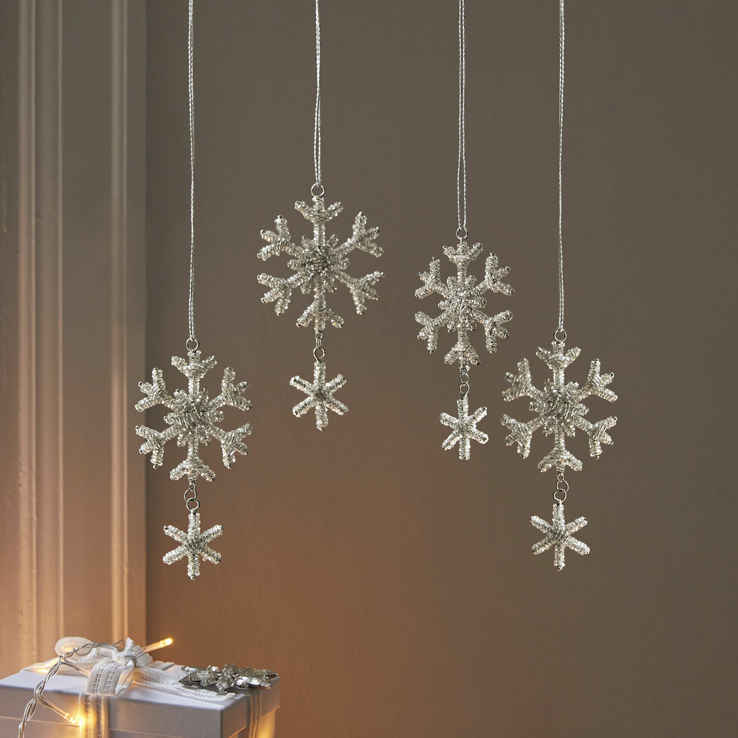 Lot de 4 décorations de Noël Kiresta Ensemble de décorations de Noël argentées en forme de flocons de neige suspendus sur cordons