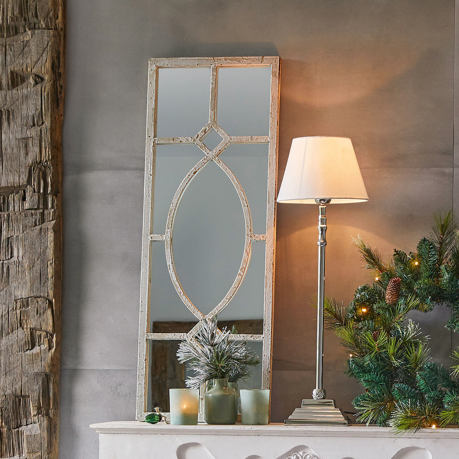 Miroir Millery Miroir décoratif à cadre blanc vieilli sur cheminée avec lampe et couronne de Noël