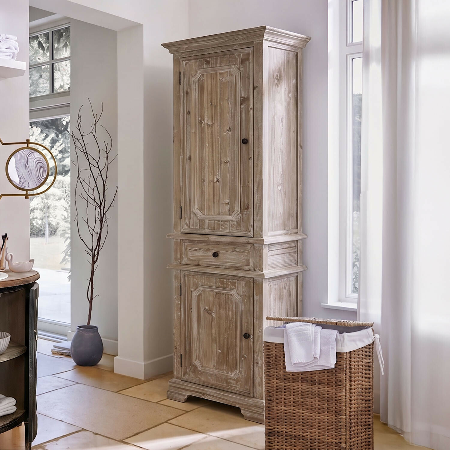 Armoire Pembroke Armoire haute en bois naturel avec tiroir et deux portes dans un intérieur lumineux