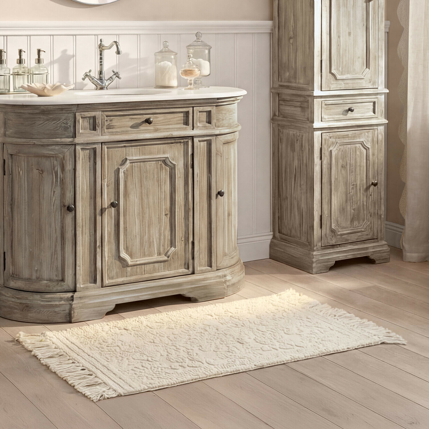Vase 2er Set Dolcin Commode et armoire haute en bois gris style vintage sur parquet clair avec tapis blanc