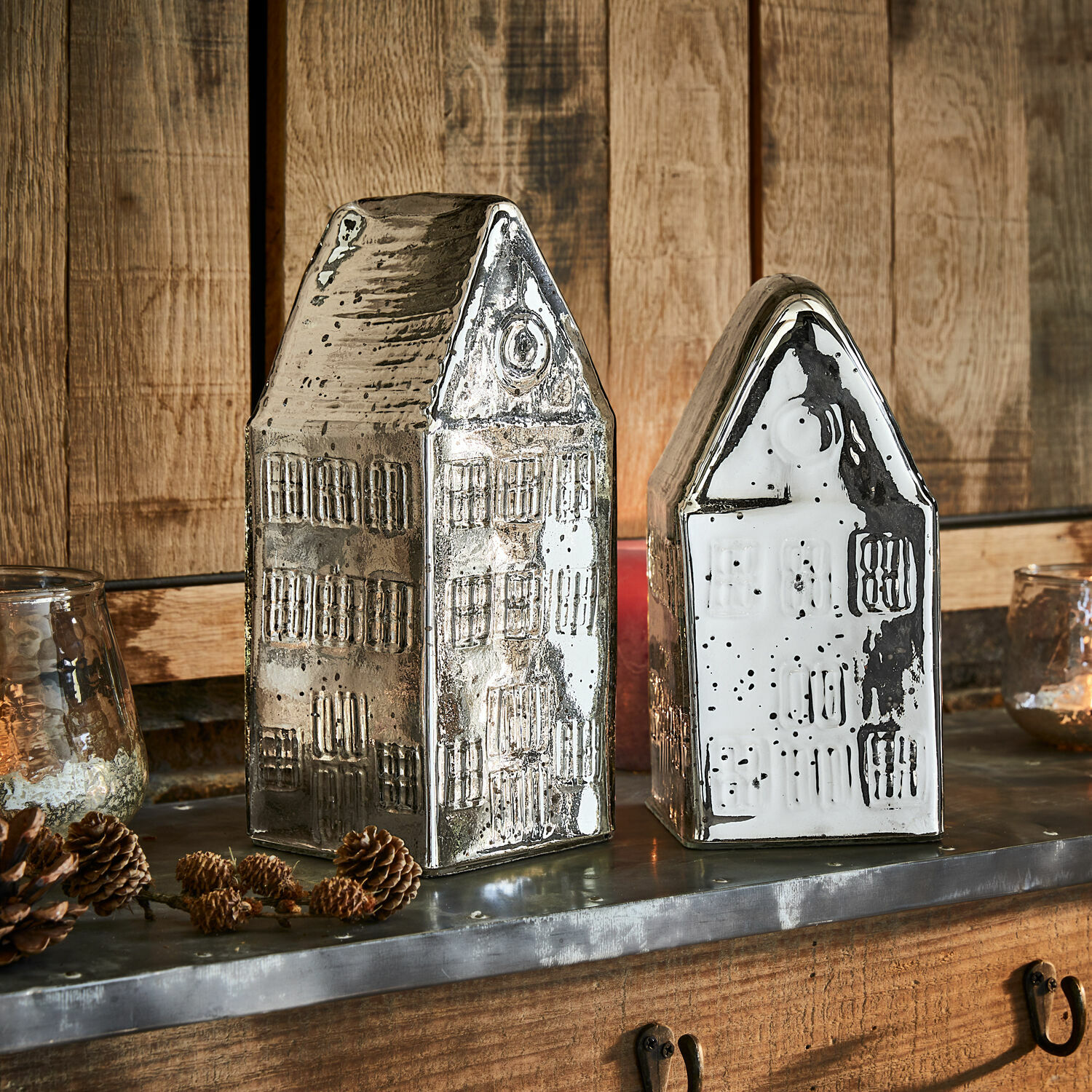 Lot de 2 maisons décoratives Langridge Maisons décoratives en céramique argentée et blanche sur fond en bois, décoration intérieure