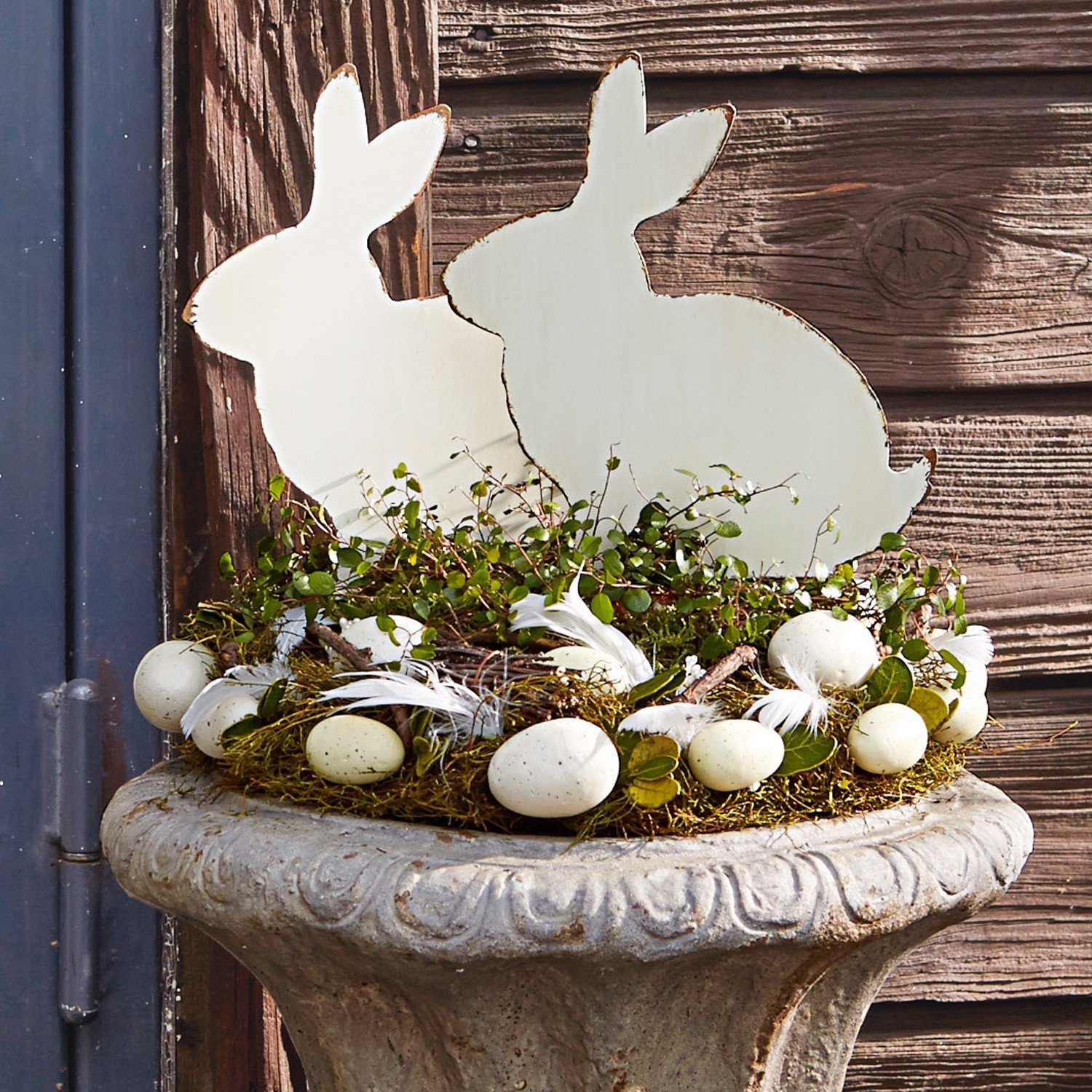 Lot de 2 décorations lapin Marty Décoration de Pâques avec lapins en bois blanc et œufs sur mousse dans un pot en pierre