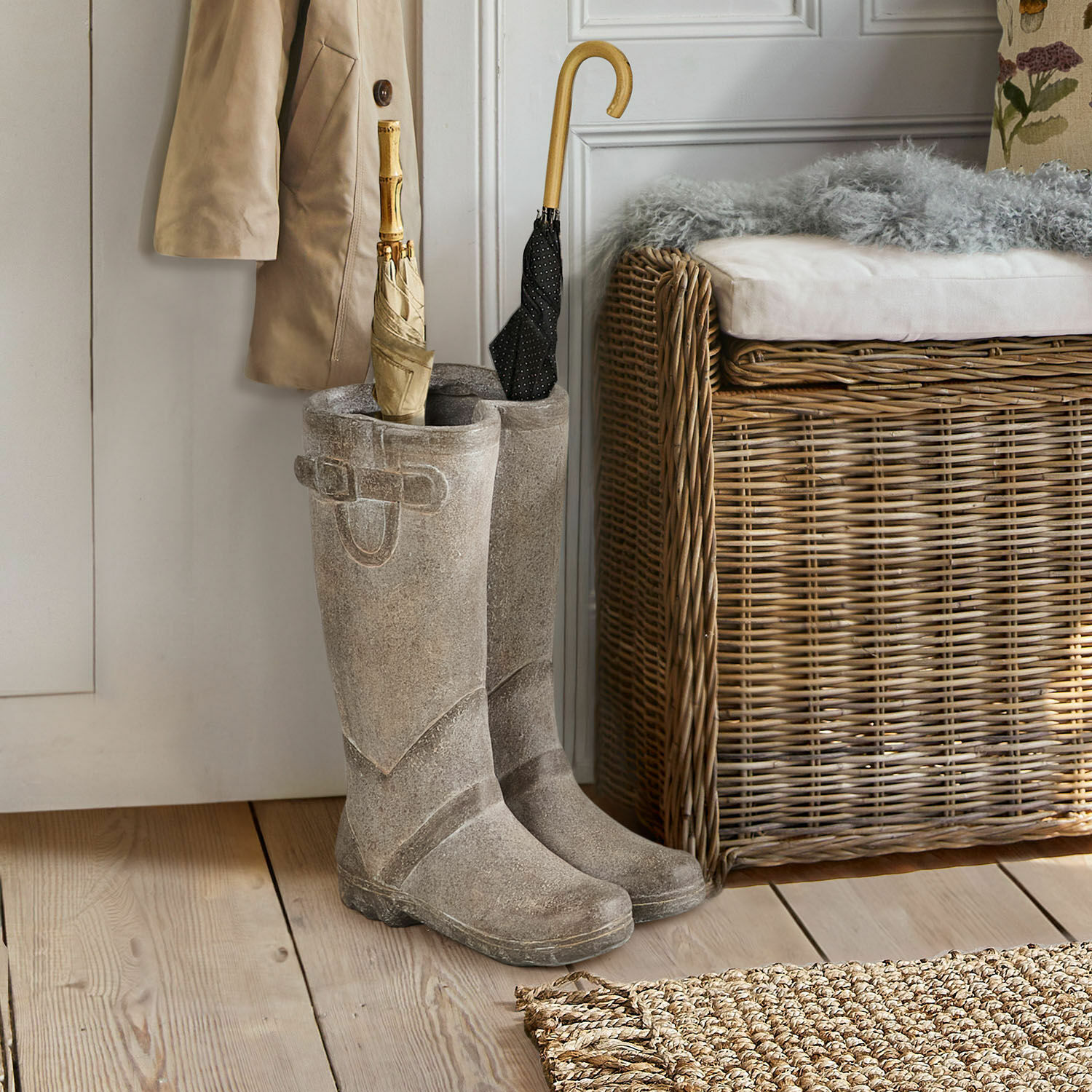 Porte-parapluies Ivelix Bottes en caoutchouc grises près de la porte avec parapluies et banc en osier à côté